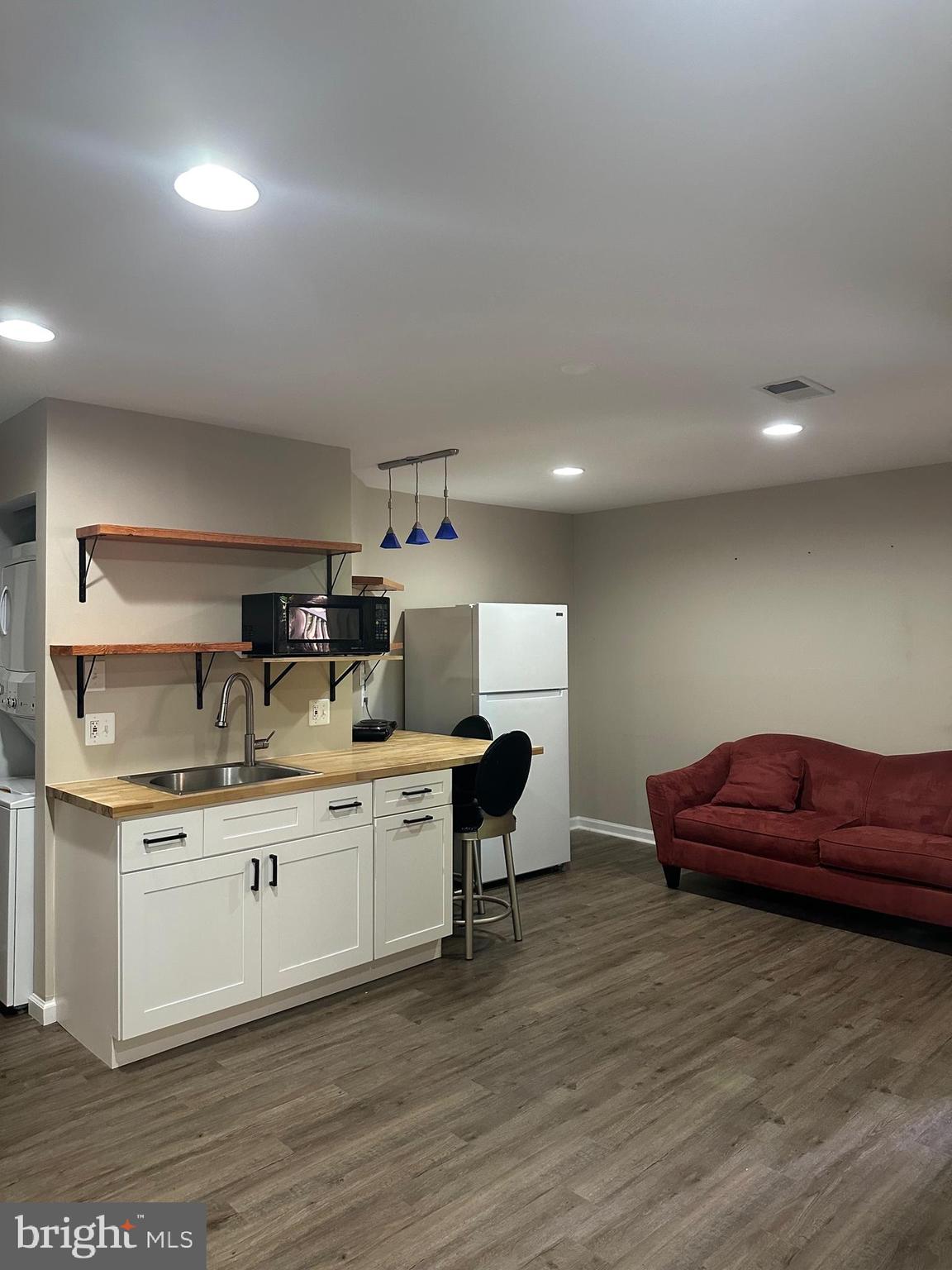 MONTCLAIR MEWS - Residential Lease