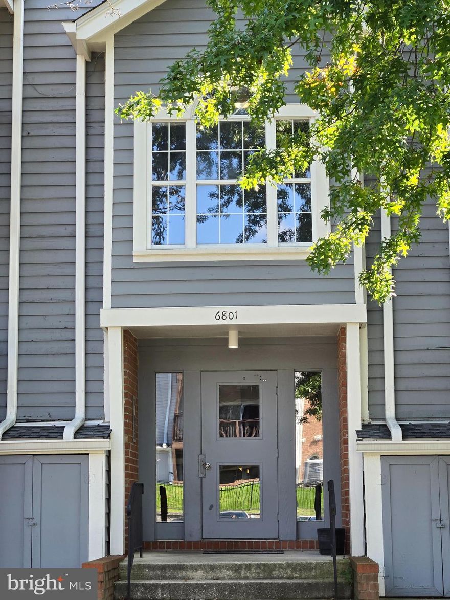 Priced well below market for a quick sale and closing.  The smart buyer or investor will jump on this MOVE-IN READY top floor Penthouse unit in desirable Cromwell Fountain.  Cathedral ceilings and gleaming laminate floors thruout living room, kitchen, hallway and bath.  2 Bedrooms have new carpet (just installed).  Unique and historically significant fireplace surround/mantle. (circa 1900).  The private top floor deck has a view of the largest oak tree in the community, which affords more privacy and a natural setting.  All appliances are included.