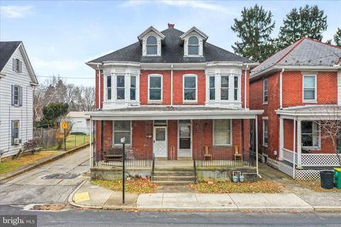 Photo of 542 E Queen St, CHAMBERSBURG, PA 17201 (MLS # PAFL2032082)