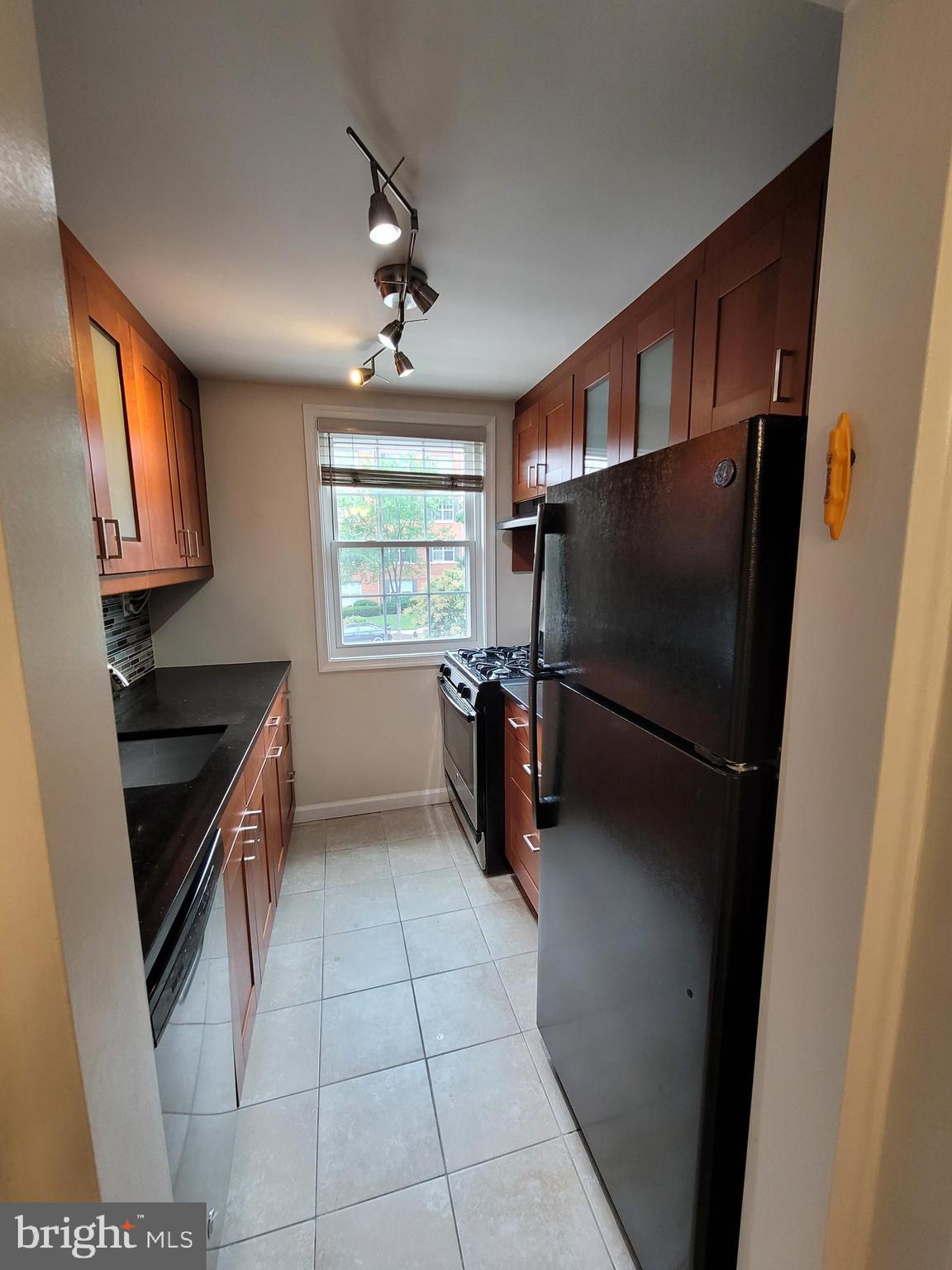 ARLINGTON OAKS - Residential Lease