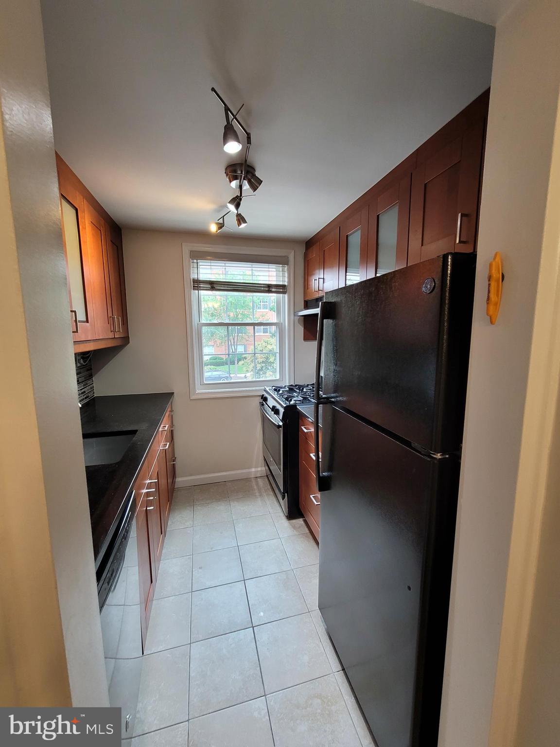 ARLINGTON OAKS - Residential Lease