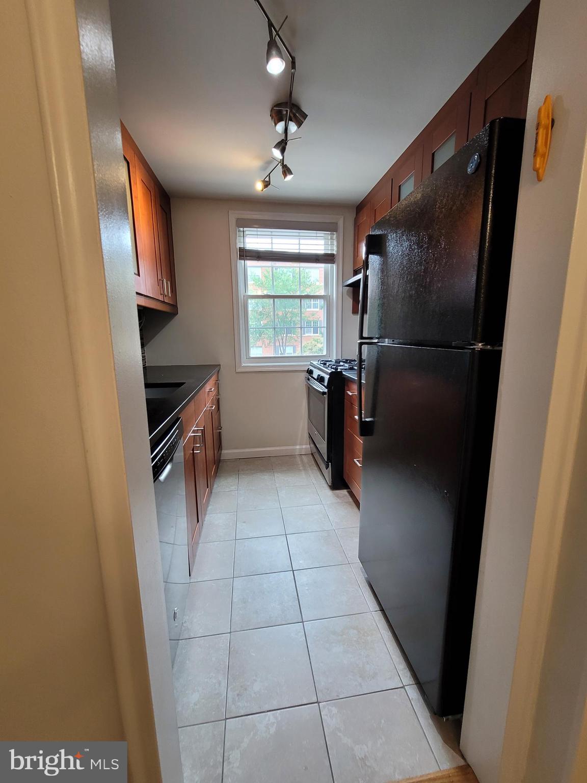 ARLINGTON OAKS - Residential Lease