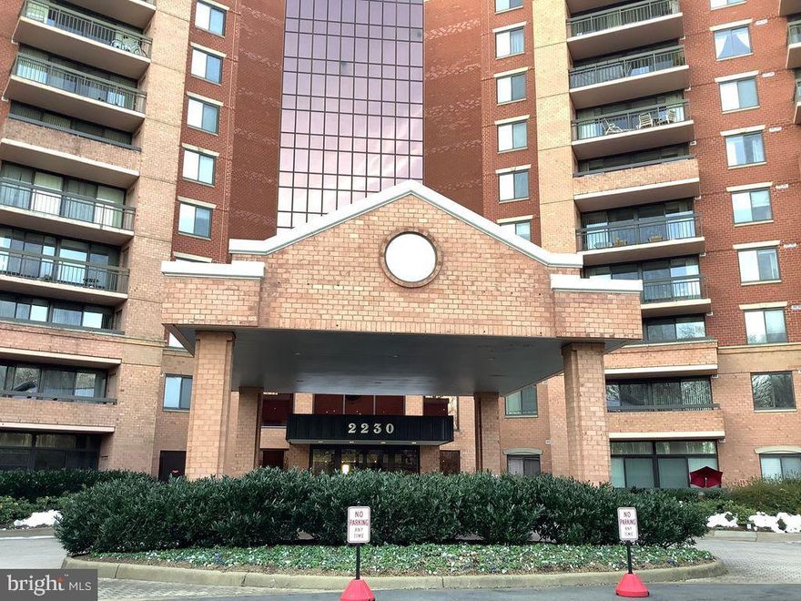 This is a well managed with low HOA condo fee, on-side condo, on beautiful 21+wooded acres, brick building with commercial corridor with spa, dry cleaner, florist and wonderful amenities. It is gate entrance, 24/7 guarded reception who also receive and hold packages for residents. Assigned parking #158 for unit 426 (face south), free shuttle to WFC METRO, storage room and club room extra. Located very convenient place, only 1 mile to Tyson corner and close to 495 and 66 high ways. 24/7 fitness center with trail thru wooded property perimeter has year round pool, tennis and sauna ctr locker rooms. Active social committee-regular events: movie nights, monthly lobby happy hour, annual holiday events and occasional special events (e.g. billiard tournament, super bowl party, etc.) COVID 19 has suspension many of them. Balcony is 100 Sq Ft extra with energy save, insulted, sliding glass door and screened door. 
Total 4 closets/over hang. Rent and pets permitted after apply to HOA.