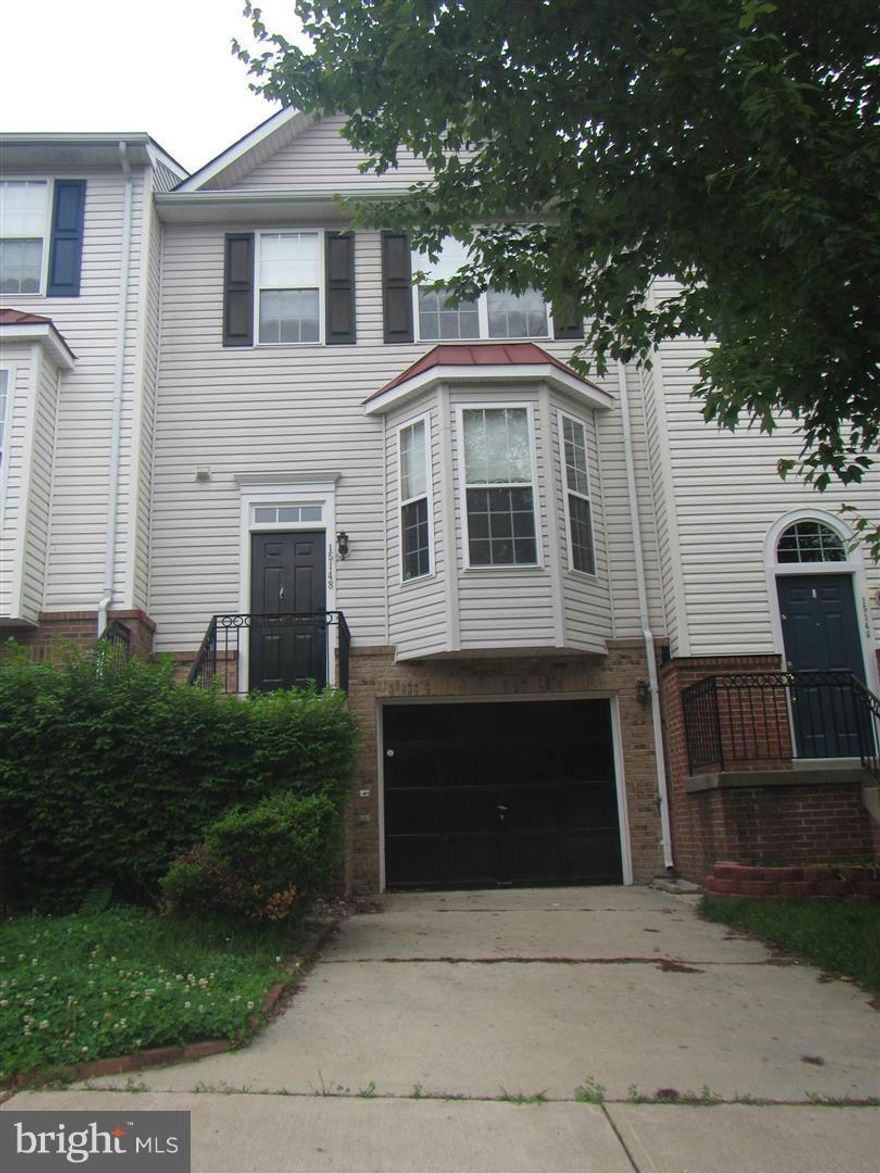 Bright & Open 3-Level TH w/ 3 Bedrms & 2.5 Bathrms backs  to Stream & Woods. Eat-In Ktchn w/42" Cabinets. Huge Living/Dining Room w/Bay Window. Beautiful Fin Walkout Bsmt w/FamilyRm.    Close to Potomac Mills Mall,  restaurants and shops. Easy access to I395, Fort Belvoir and Pentagon/Washington DC. Available on Dec 8, 2020.