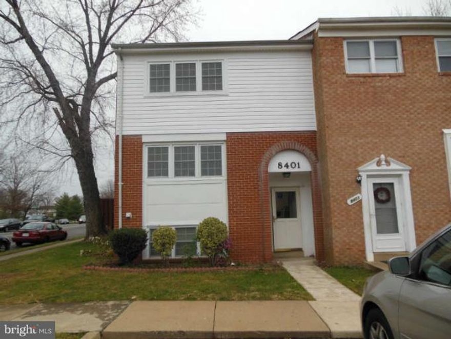 END UNIT WITH NEW NEUTRAL CARPETING,  APPLIANCES AND FRESHLY PAINTED. OPEN FLOOR-PLAN WITH LIVING ROOM/DINING ROOM COMBO, SEPARATE DINING ROOM AND GALLERY KITCHEN. THREE BEDROOM AND TWO FULL BATHS ON THE UPPER LEVEL. FINISHED REC ROOM ON LOWER LEVEL AND UTILITY ROOM WITH STORAGE. Ready to move