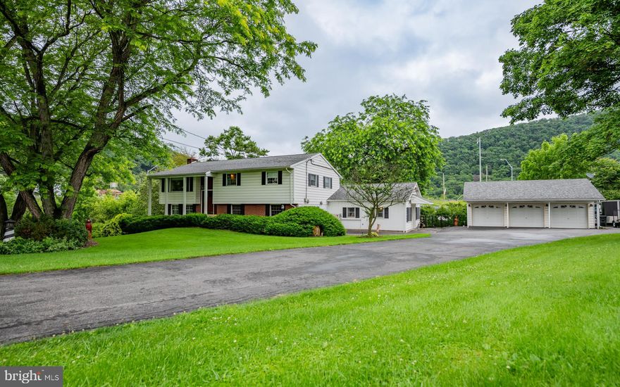 This is such a spacious house with 3 garages and a 40X24 Pole Barn. A fenced-in backyard is perfect for dogs or children to play. 3 to 4 bedrooms and 2 1/2 baths with lots of family spaces are quite desirable. Attention to detail is observed in all areas of this house. All of this and more in a great location. Make this house your ''NEW HOME.''