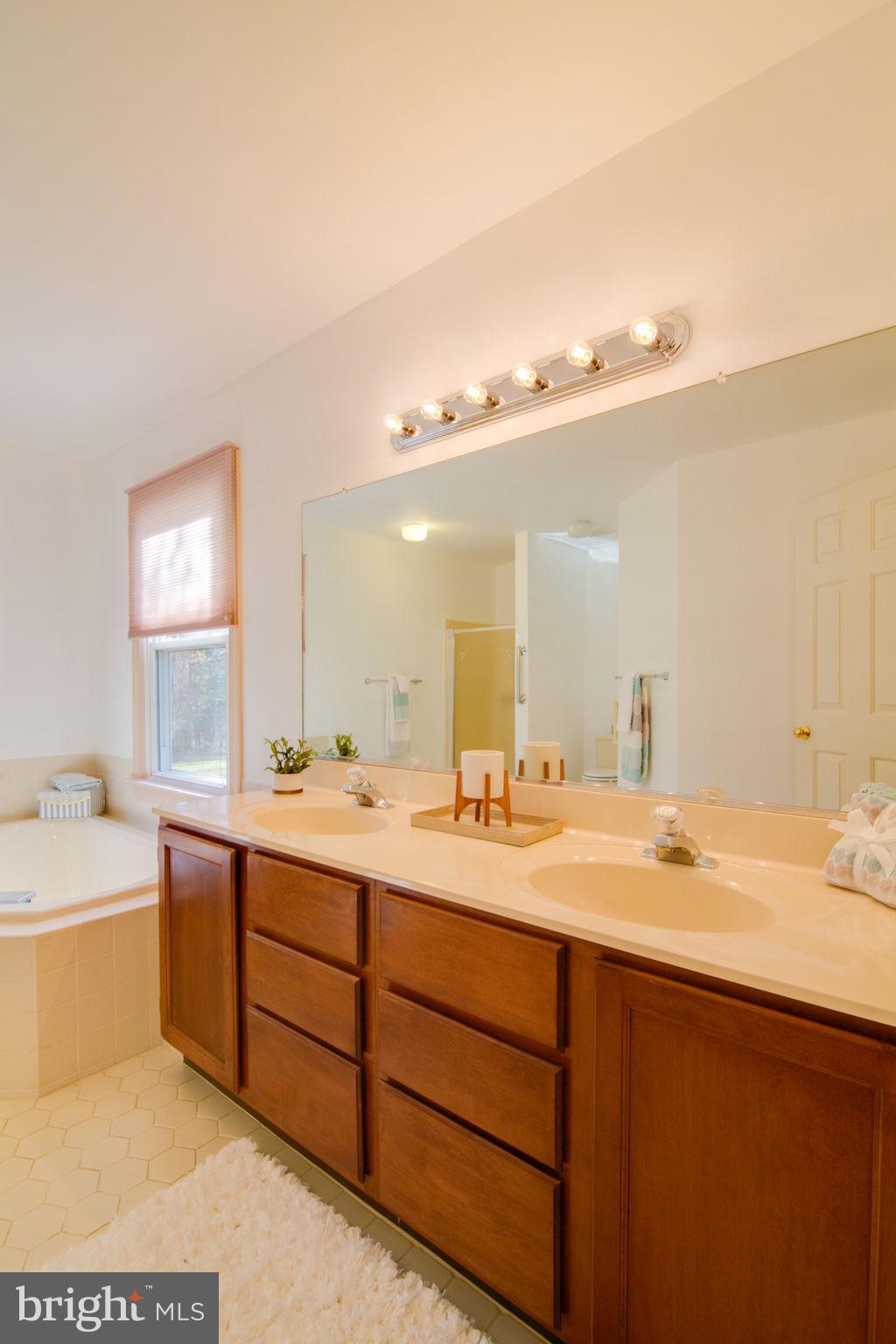 LAKE CAROLINE - Residential