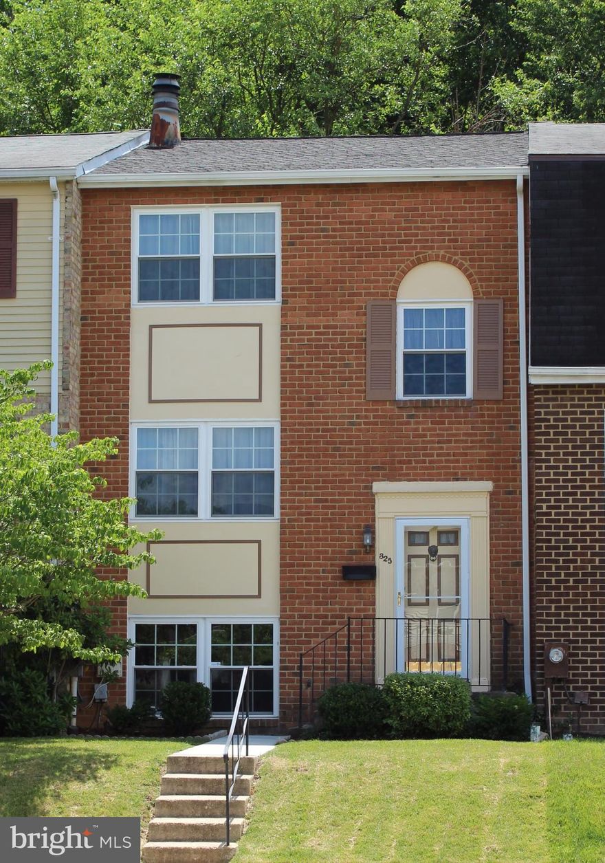 Great split foyer townhome in Carlton Square. Open floor plan, FP & fantastic kitchen renovation. 42" cherry cabinets w/ soft close drawers & crown molding. Sliders to privacy fenced yard that backs to trees. Many major upgrades including recent roof, HWH, HVAC, replacement windows. Less than 4 miles to Hunt Valley Towne Centre, Oregon Ridge, Fairgrounds & more. $1000 carpet allowance. Don't wait!