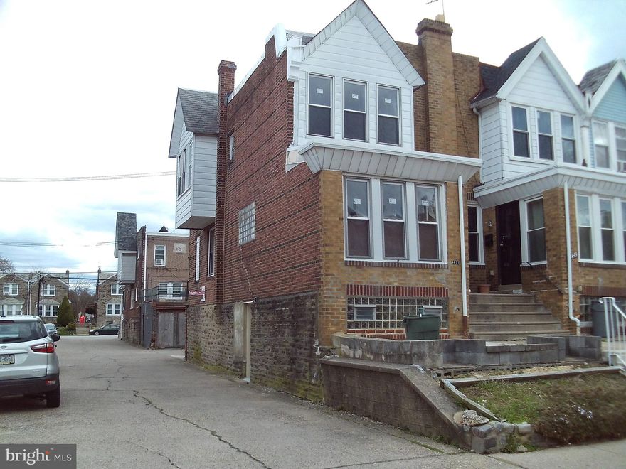 Renovated corner property with many new features: New kitchen, new bathroom, new windows, new flooring, new paint,.... One private parking behind the property. Close to public tranportation, shoppings and restaurants.
Inside square footage should be 1260 since the the City has sqft 1260 for all houses on the same block 
******* Seller is a PA licensee *****