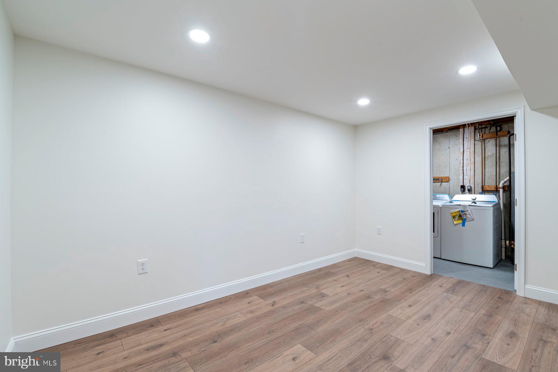 DUMONT OAKS - Residential Lease