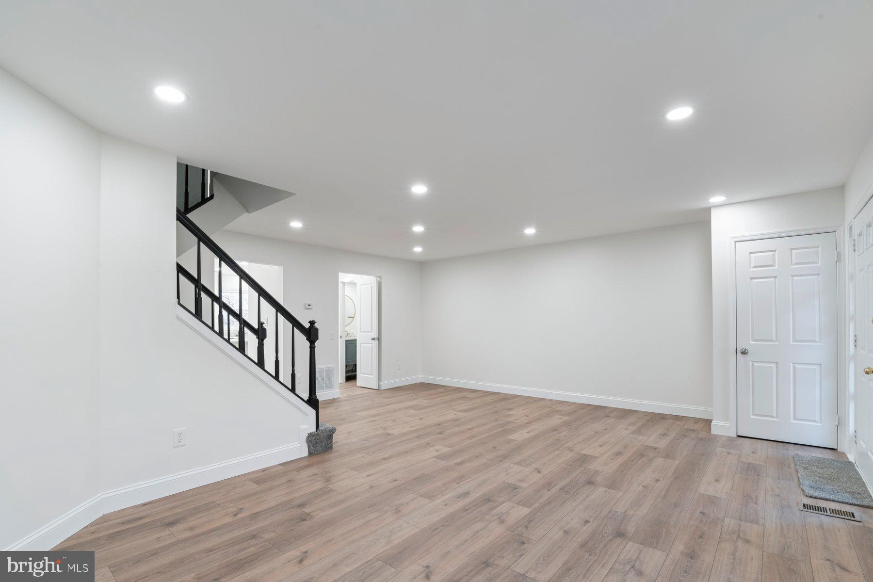 DUMONT OAKS - Residential Lease