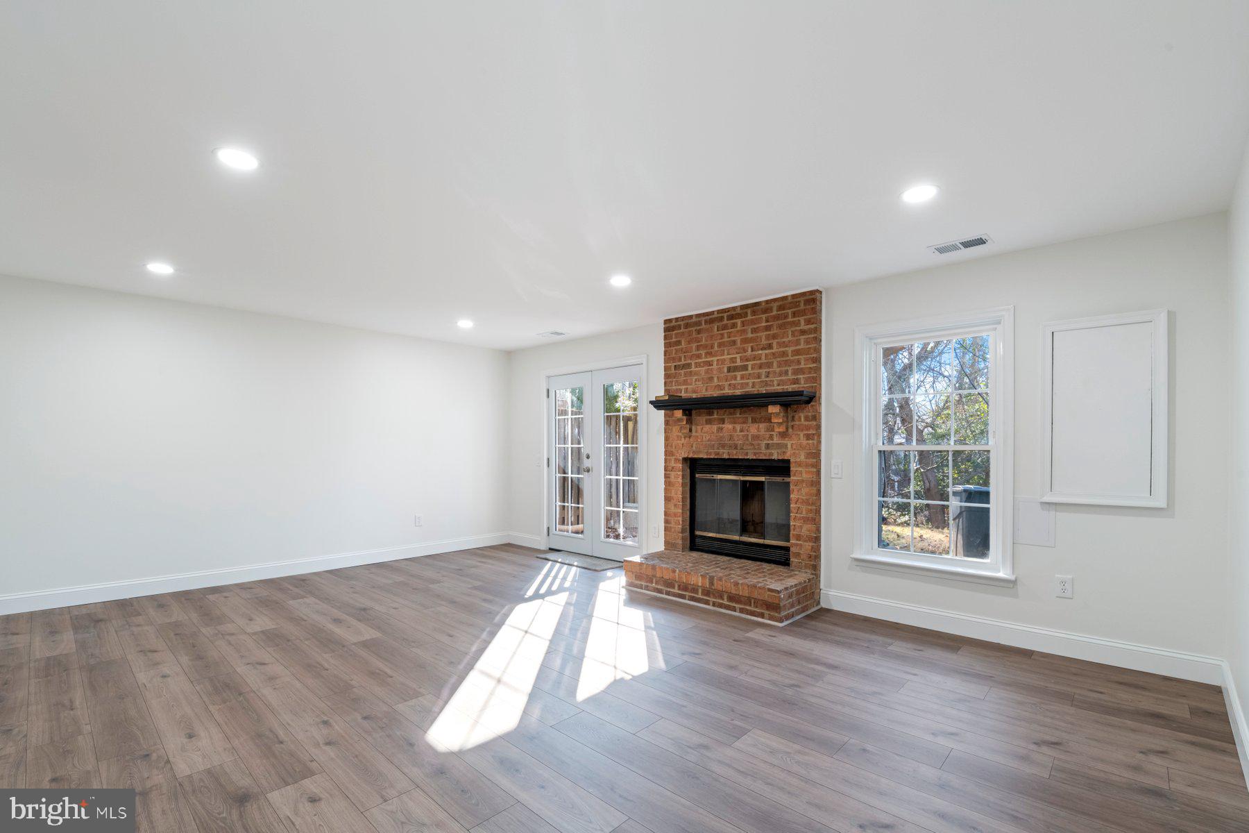 DUMONT OAKS - Residential Lease