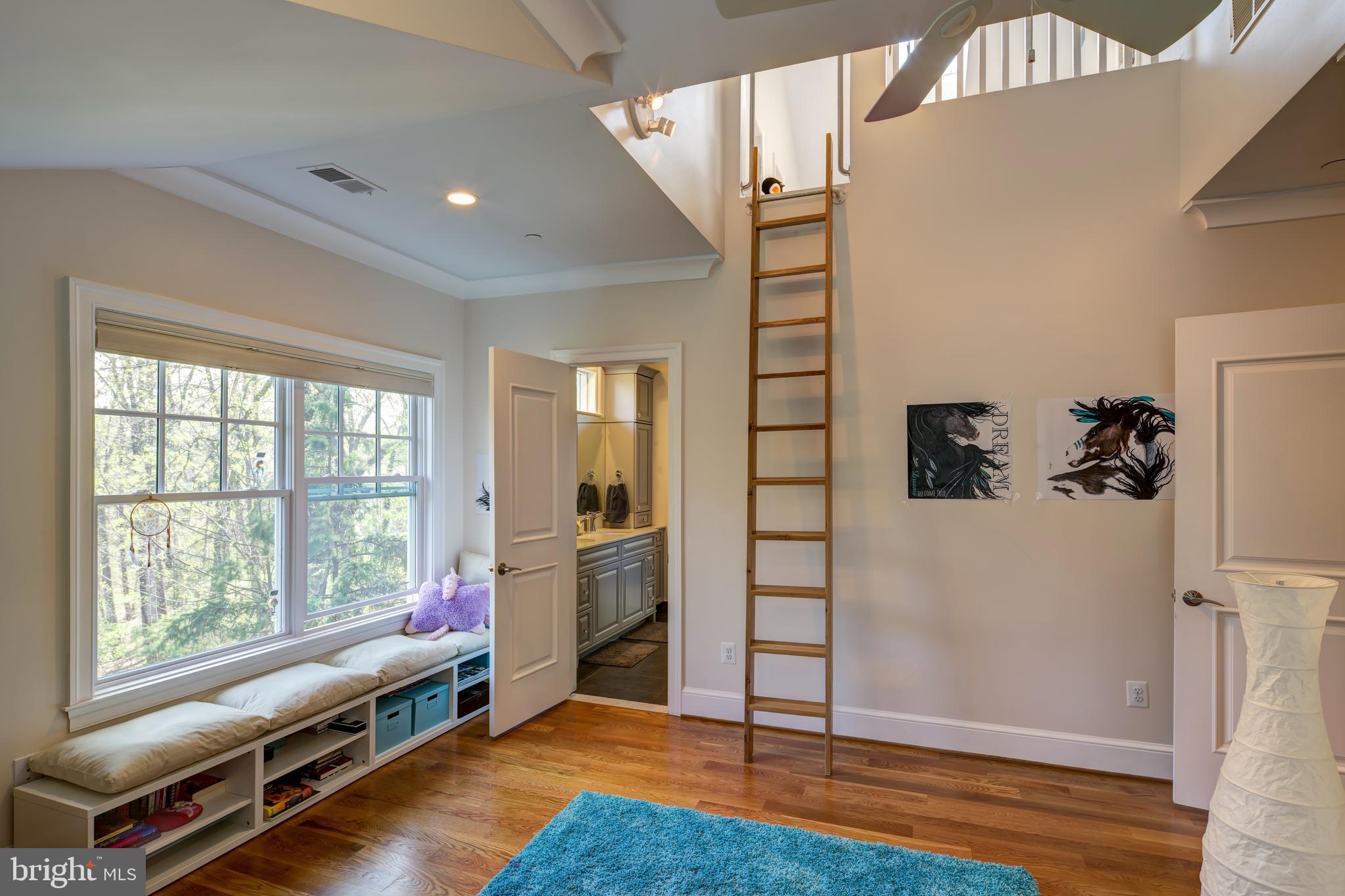 BURNING TREE VIEW - Residential