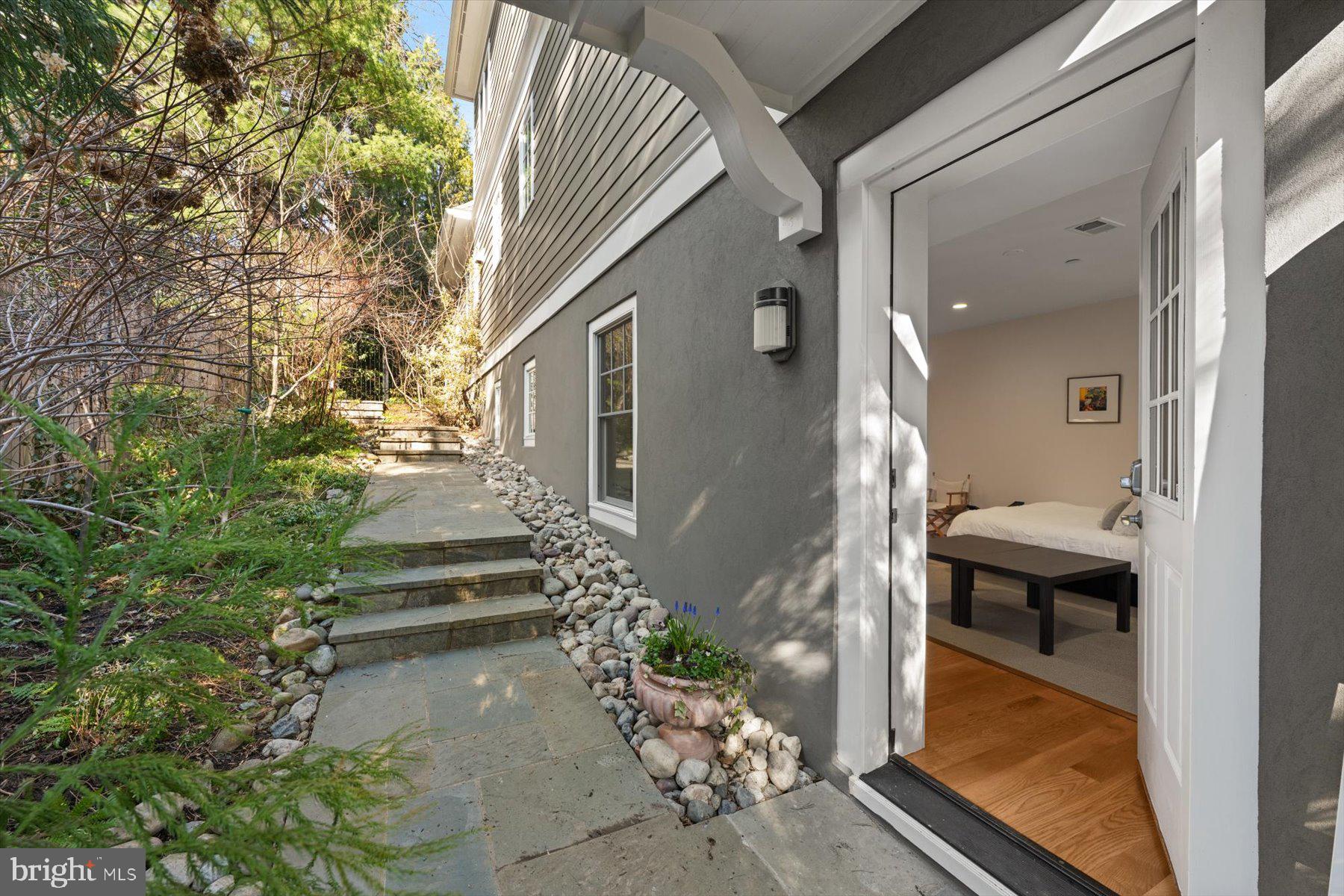 BURNING TREE VIEW - Residential