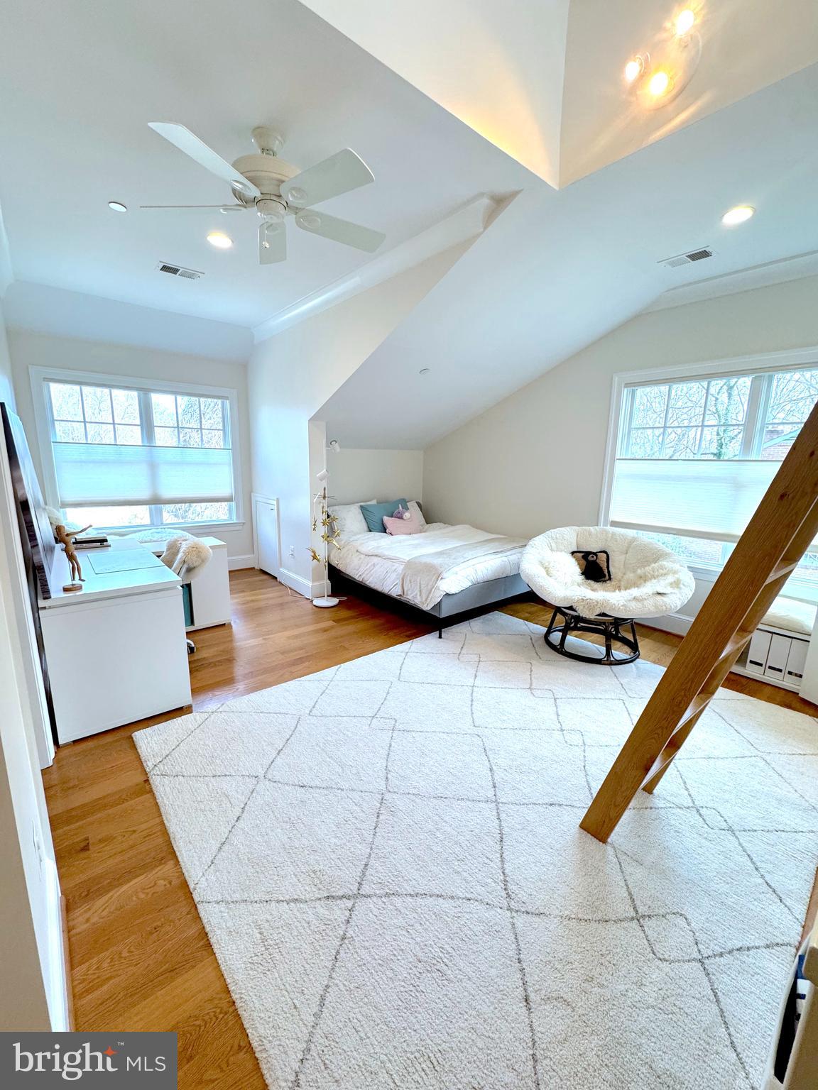 BURNING TREE VIEW - Residential