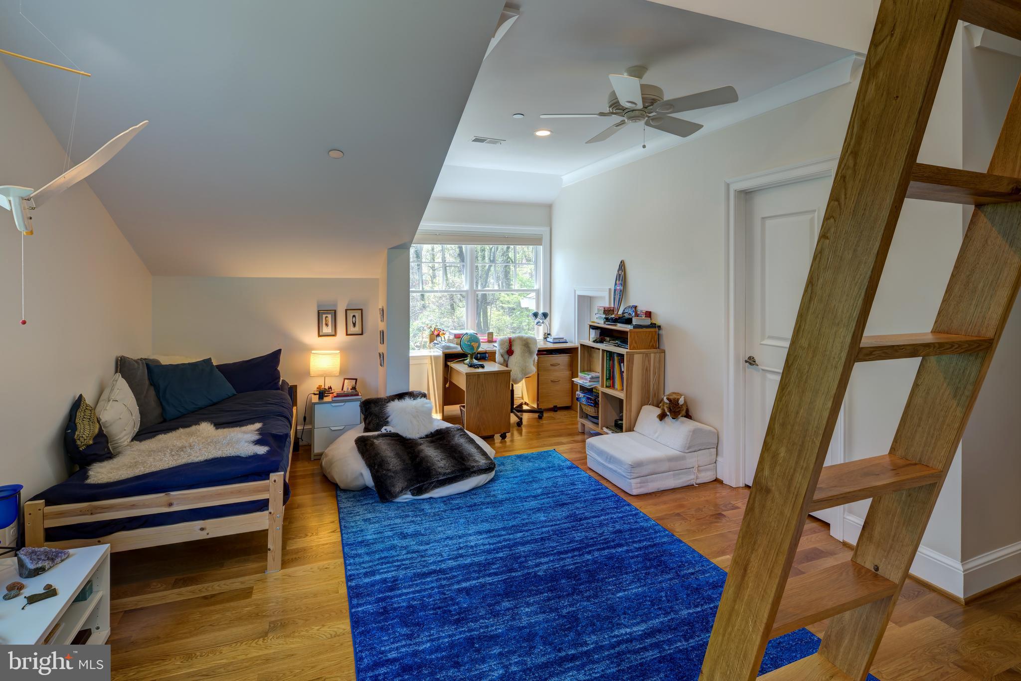 BURNING TREE VIEW - Residential