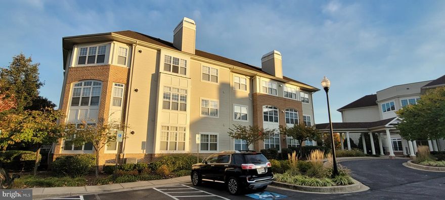 Beautiful, super clean unit with over 1400 square feet of living area, located in one of the best family friendly neighborhood of Howard County,MD.Features include two spacious bedrooms with bath and walk in closet, separate laundry room, large living room with sitting area. Nice spacious kitchen with stainless steel appliances. Enjoy all the community amenities outdoor pool, tennis courts, health club and convenient shopping.