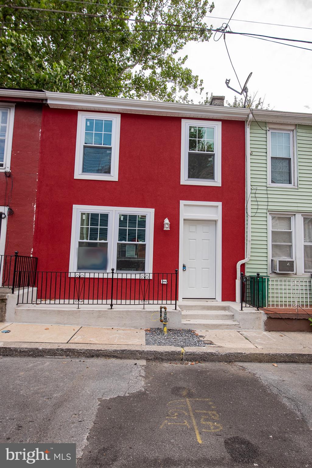 This beautifully renovated 2-bedroom, 1-bathroom home is move-in ready and features modern updates throughout! From the sleek kitchen to the fresh flooring, every inch has been thoughtfully upgraded. Perfect for those looking for low-maintenance living with all the charm of a newly refreshed space. Don’t miss out on this turnkey home in a convenient Lancaster location! Must be owner-occupied.
Schedule your showing today!