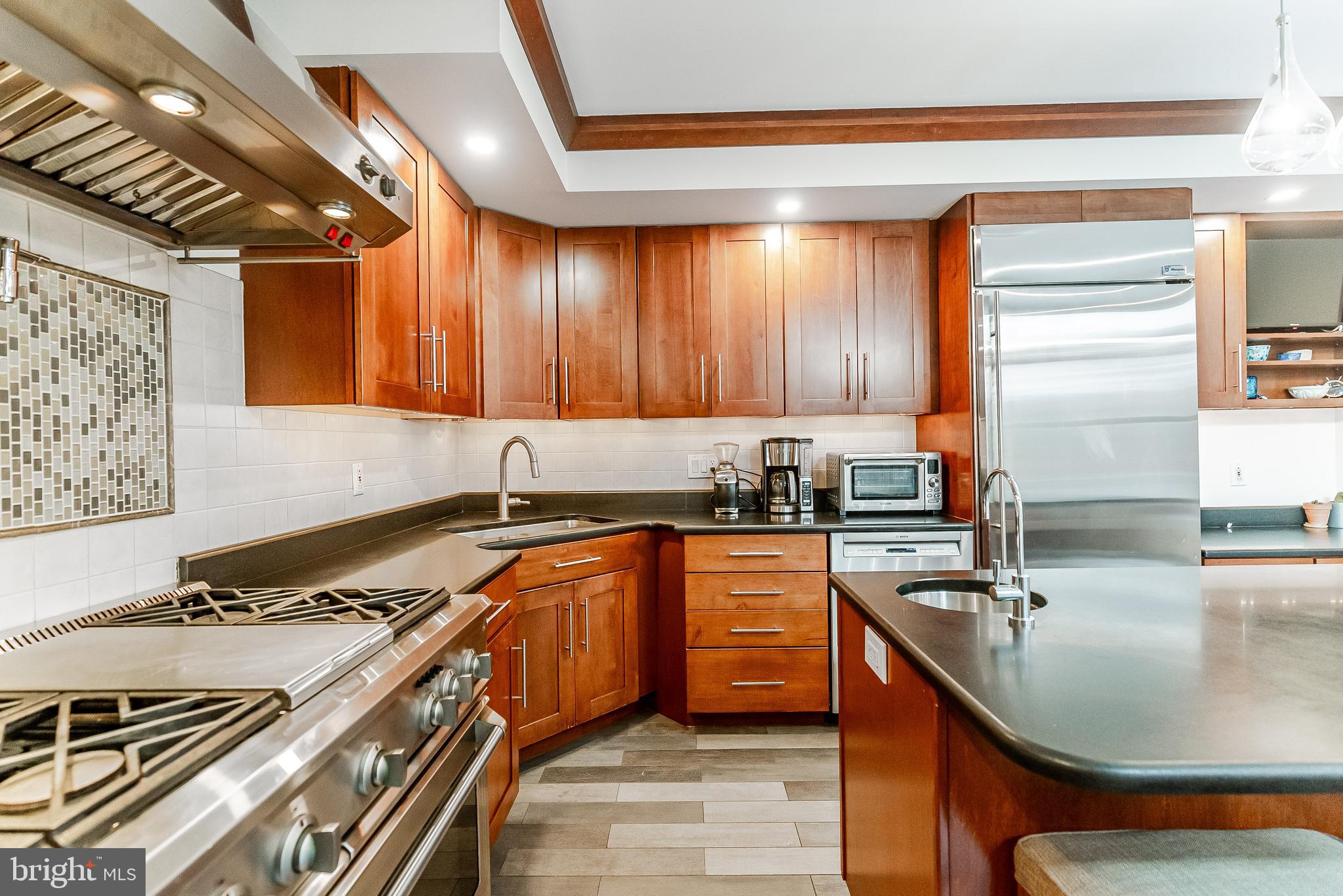 QUEEN VILLAGE - Residential