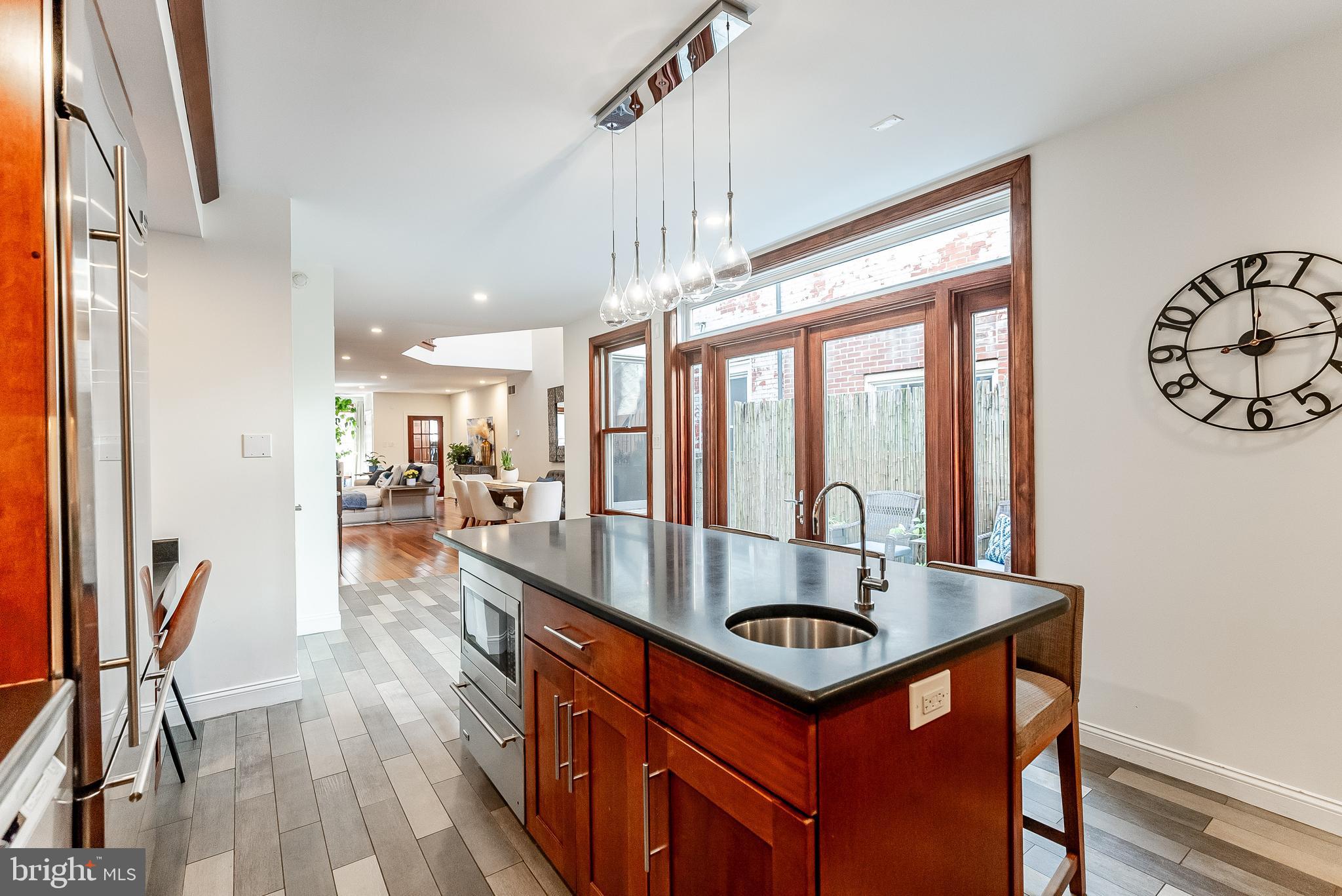 QUEEN VILLAGE - Residential