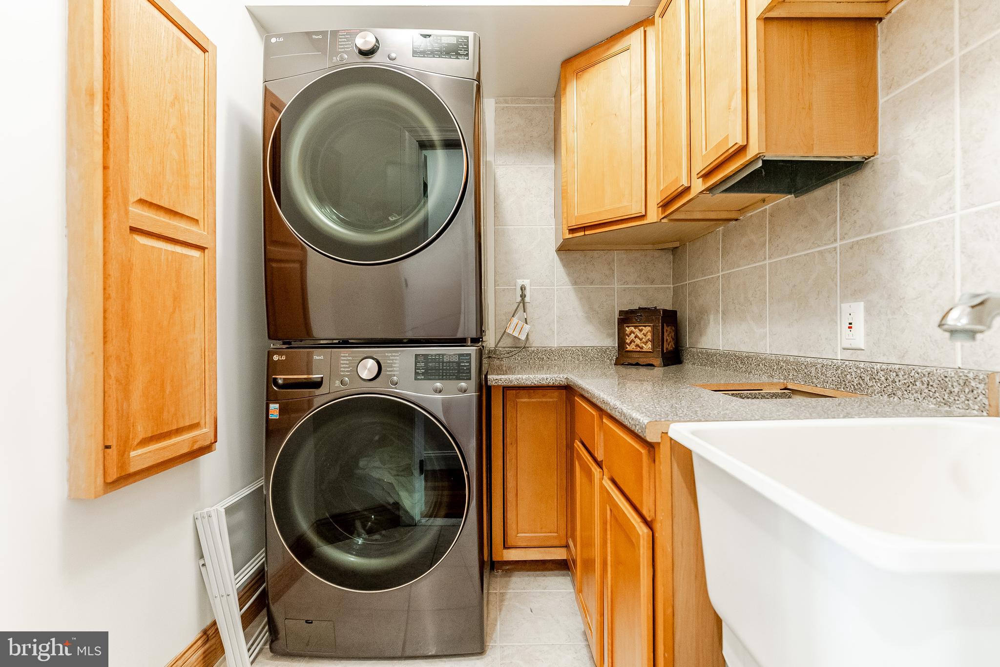 QUEEN VILLAGE - Residential