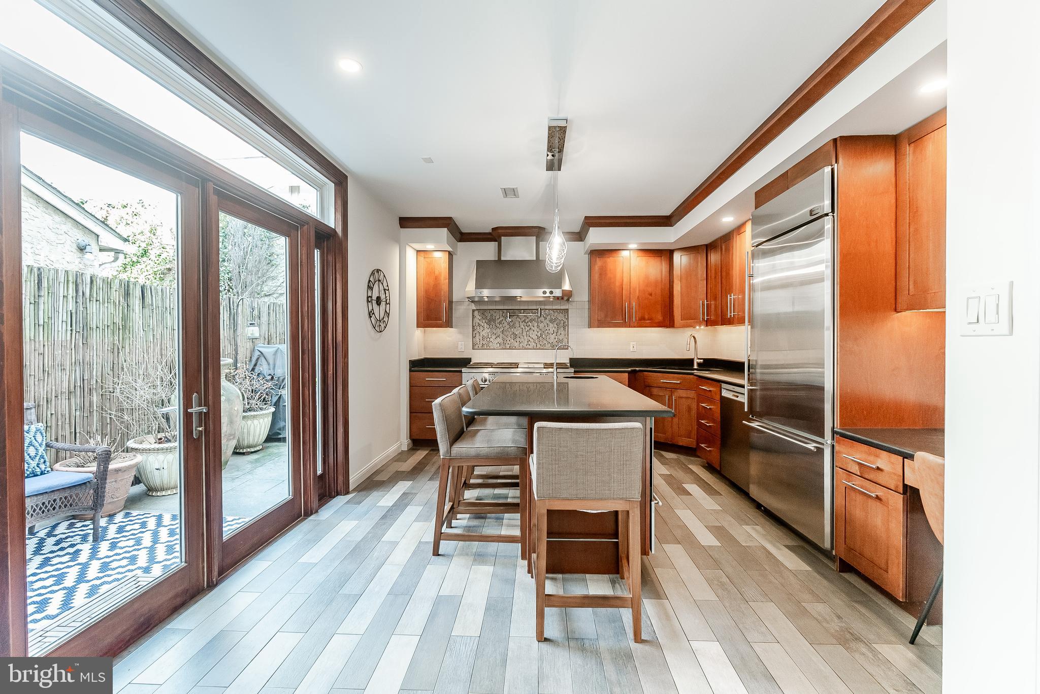 QUEEN VILLAGE - Residential