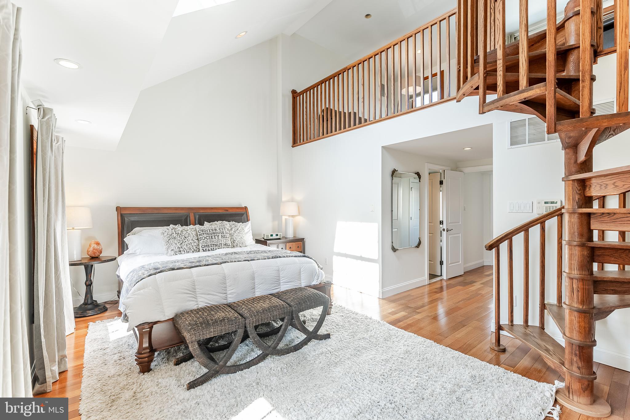 QUEEN VILLAGE - Residential