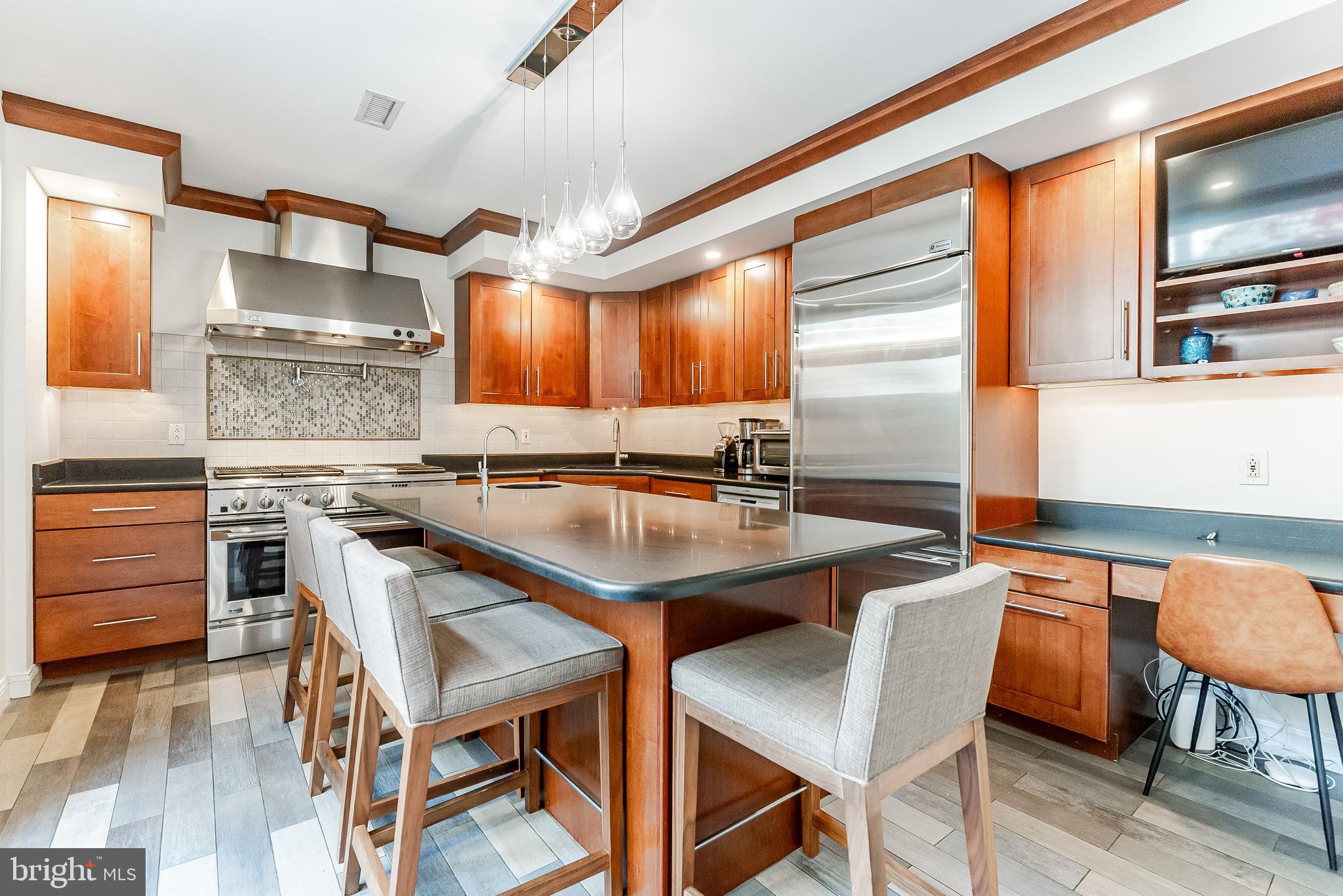 QUEEN VILLAGE - Residential