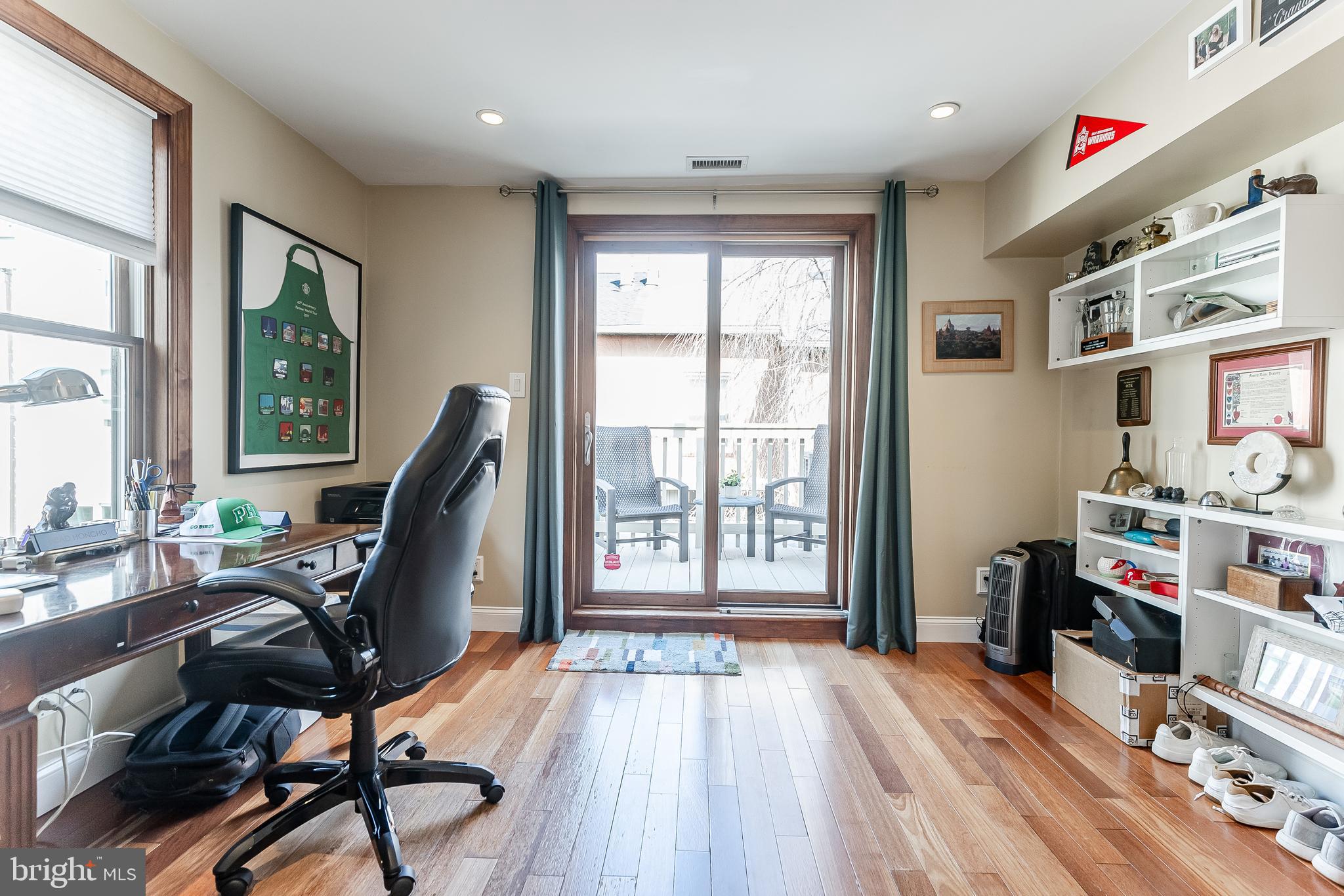 QUEEN VILLAGE - Residential