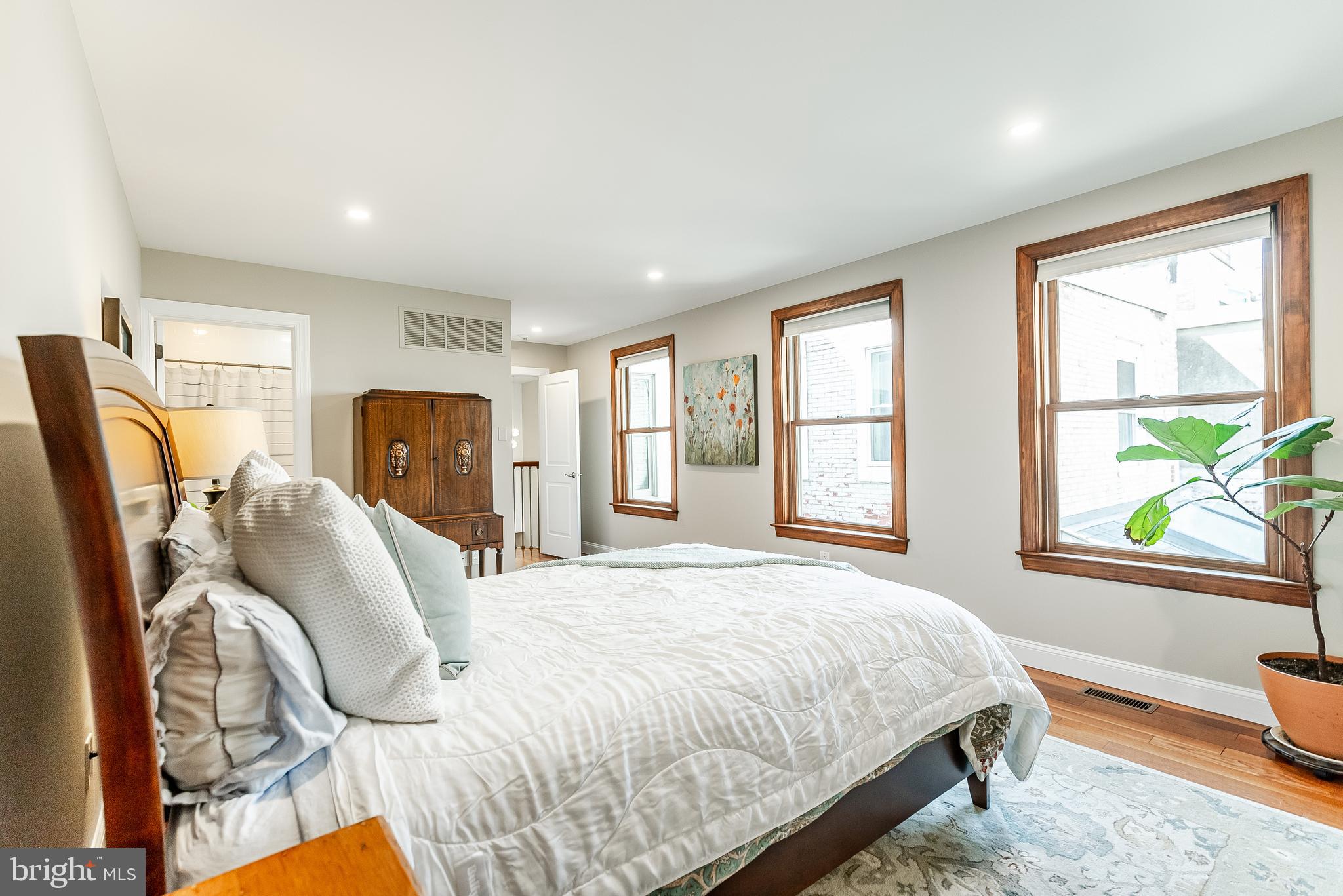 QUEEN VILLAGE - Residential