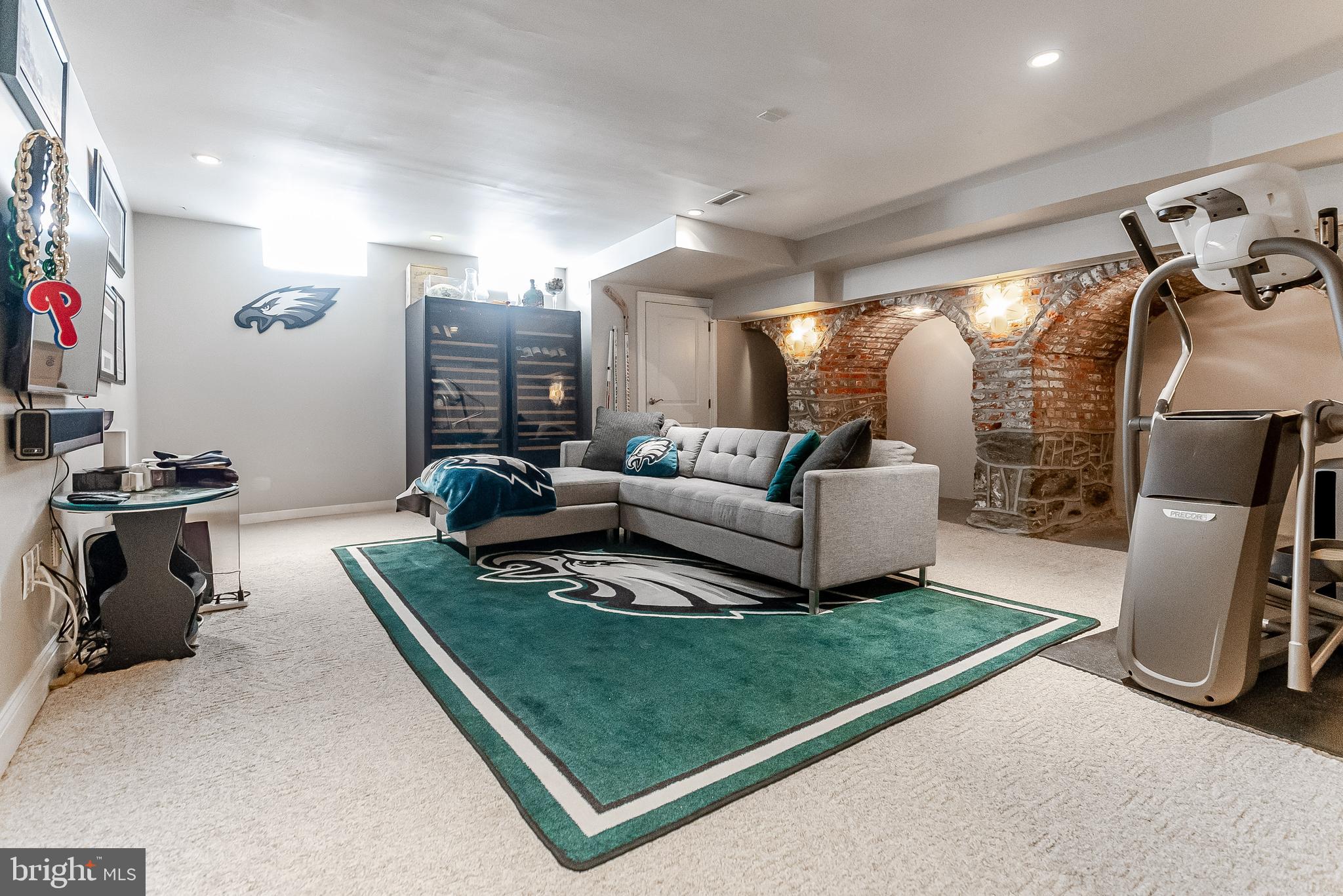 QUEEN VILLAGE - Residential