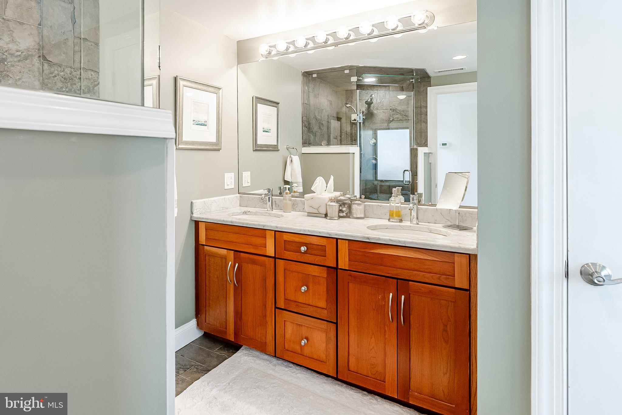 QUEEN VILLAGE - Residential