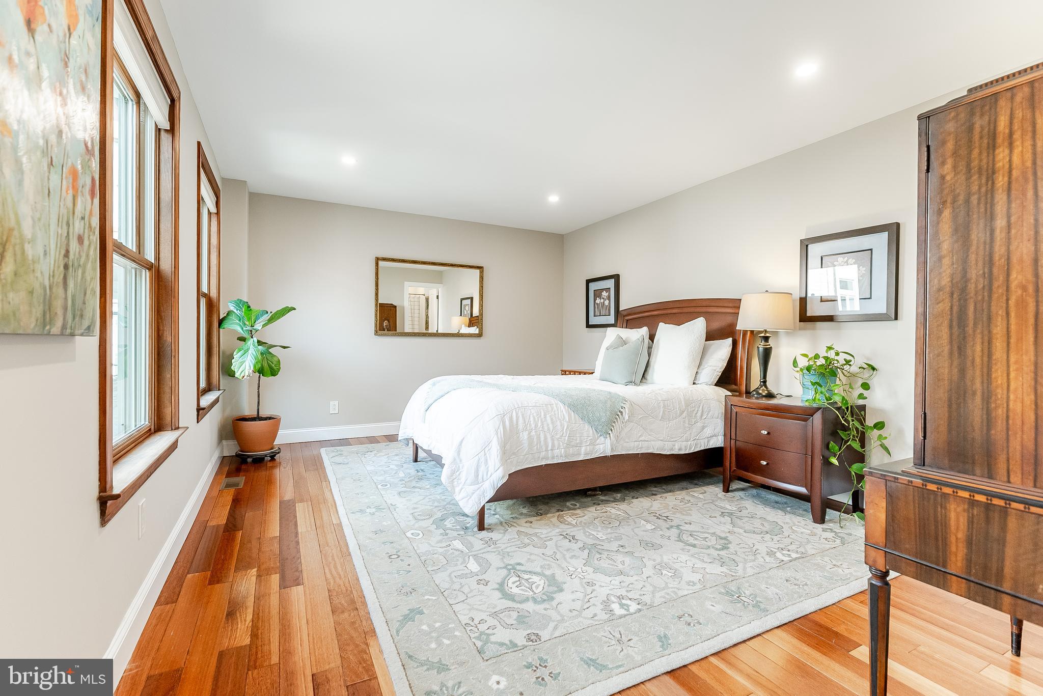 QUEEN VILLAGE - Residential