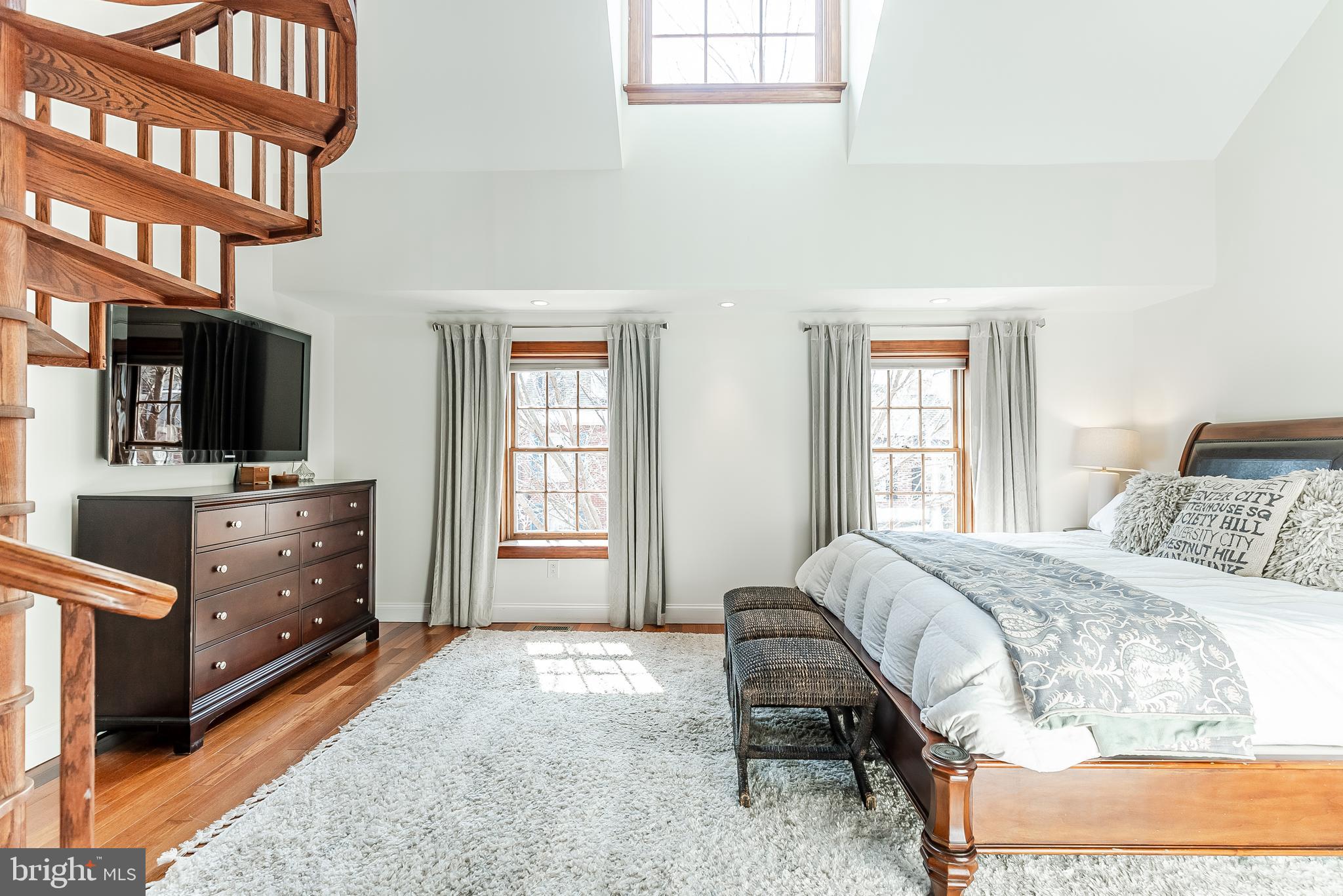 QUEEN VILLAGE - Residential