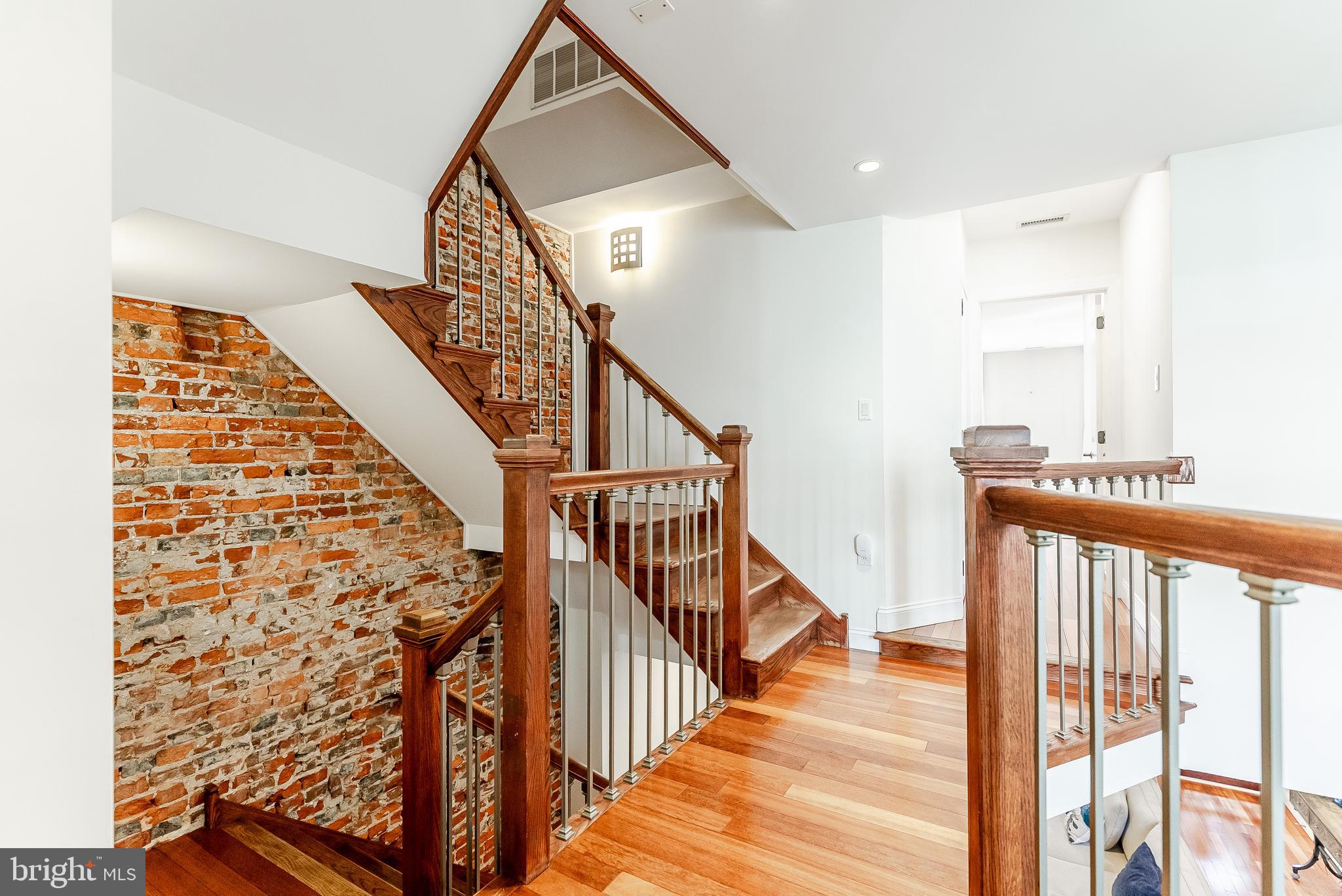 QUEEN VILLAGE - Residential