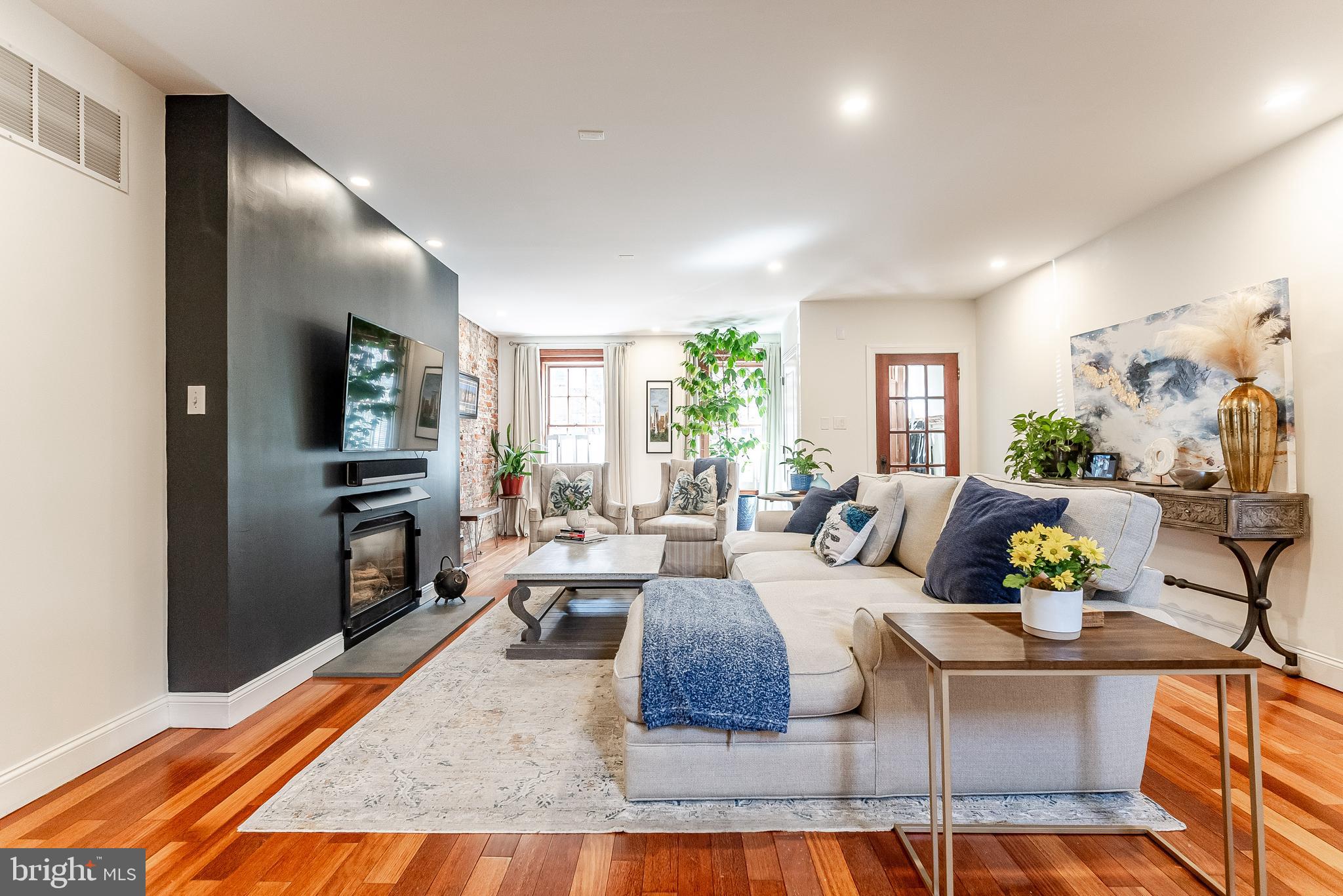 QUEEN VILLAGE - Residential