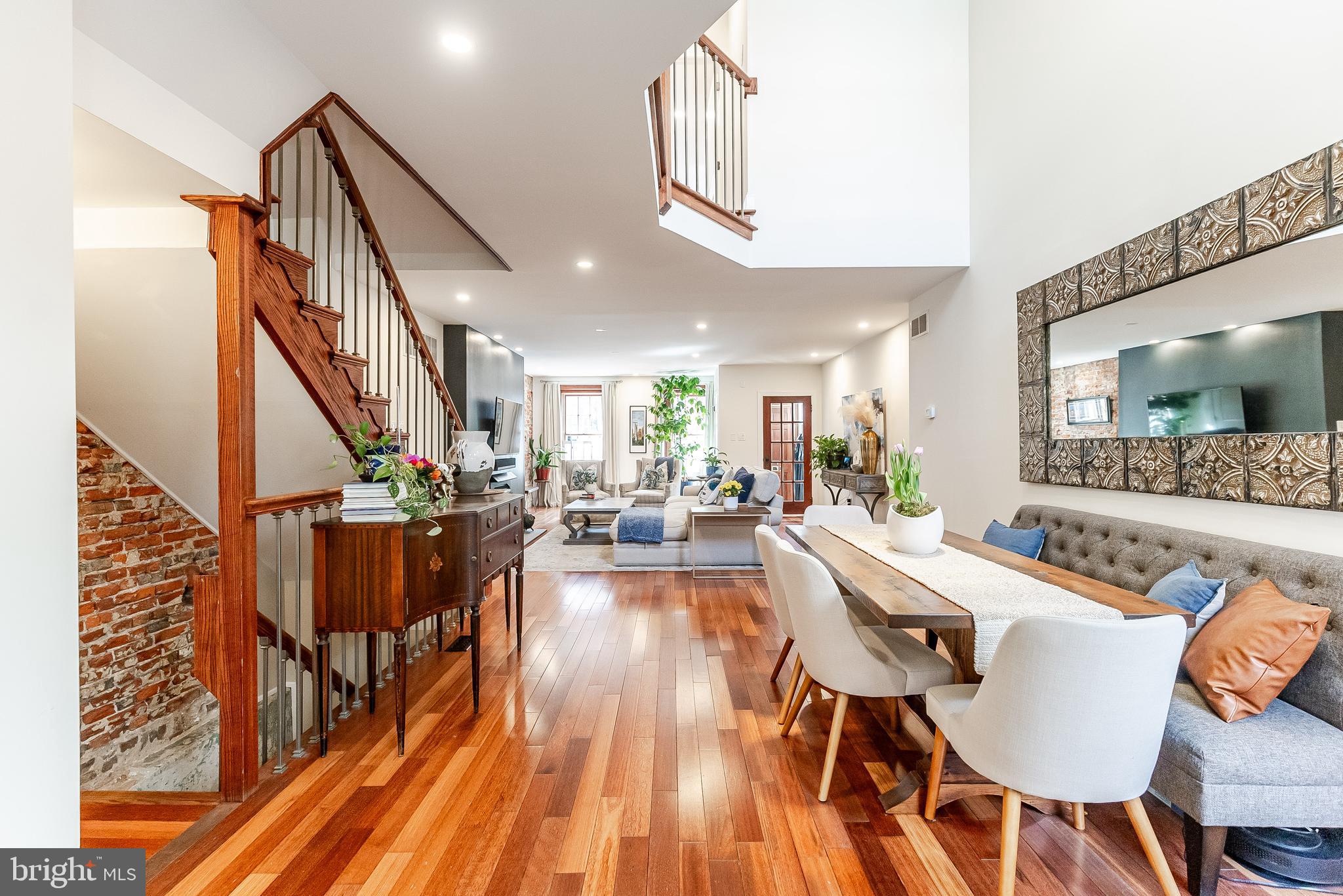 QUEEN VILLAGE - Residential