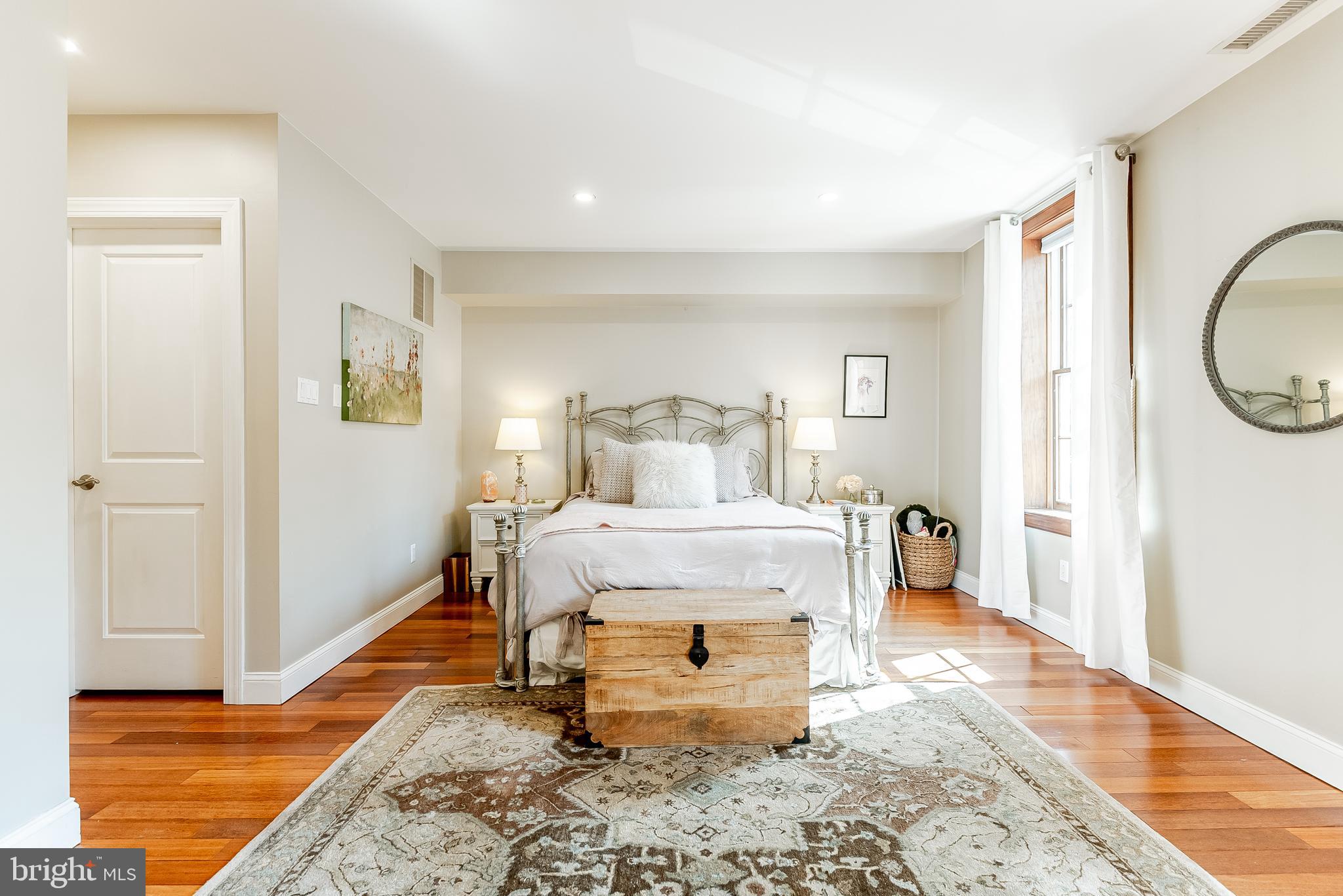 QUEEN VILLAGE - Residential