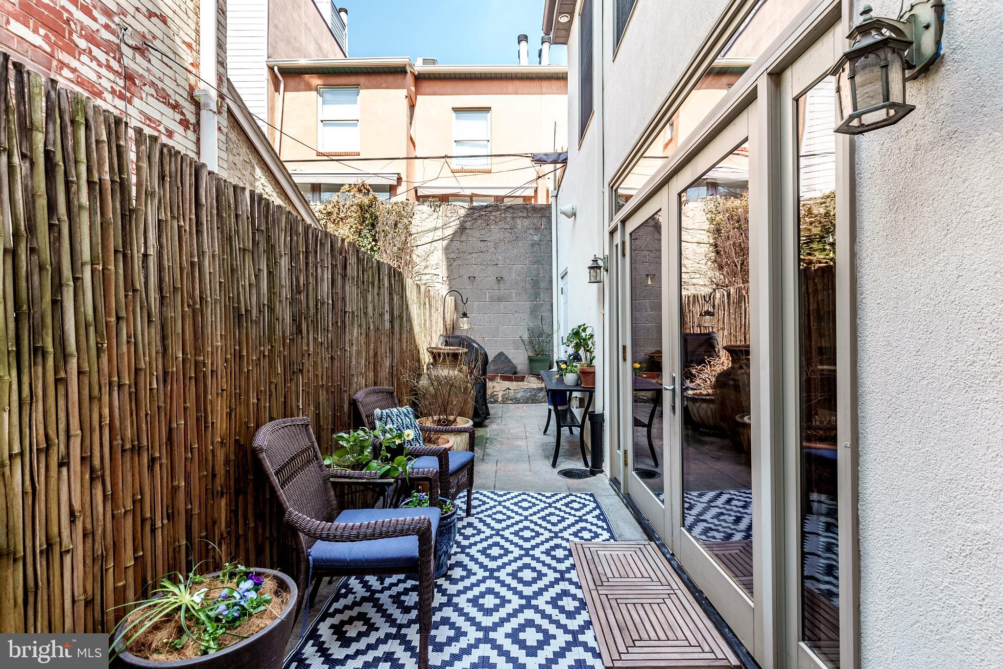 QUEEN VILLAGE - Residential