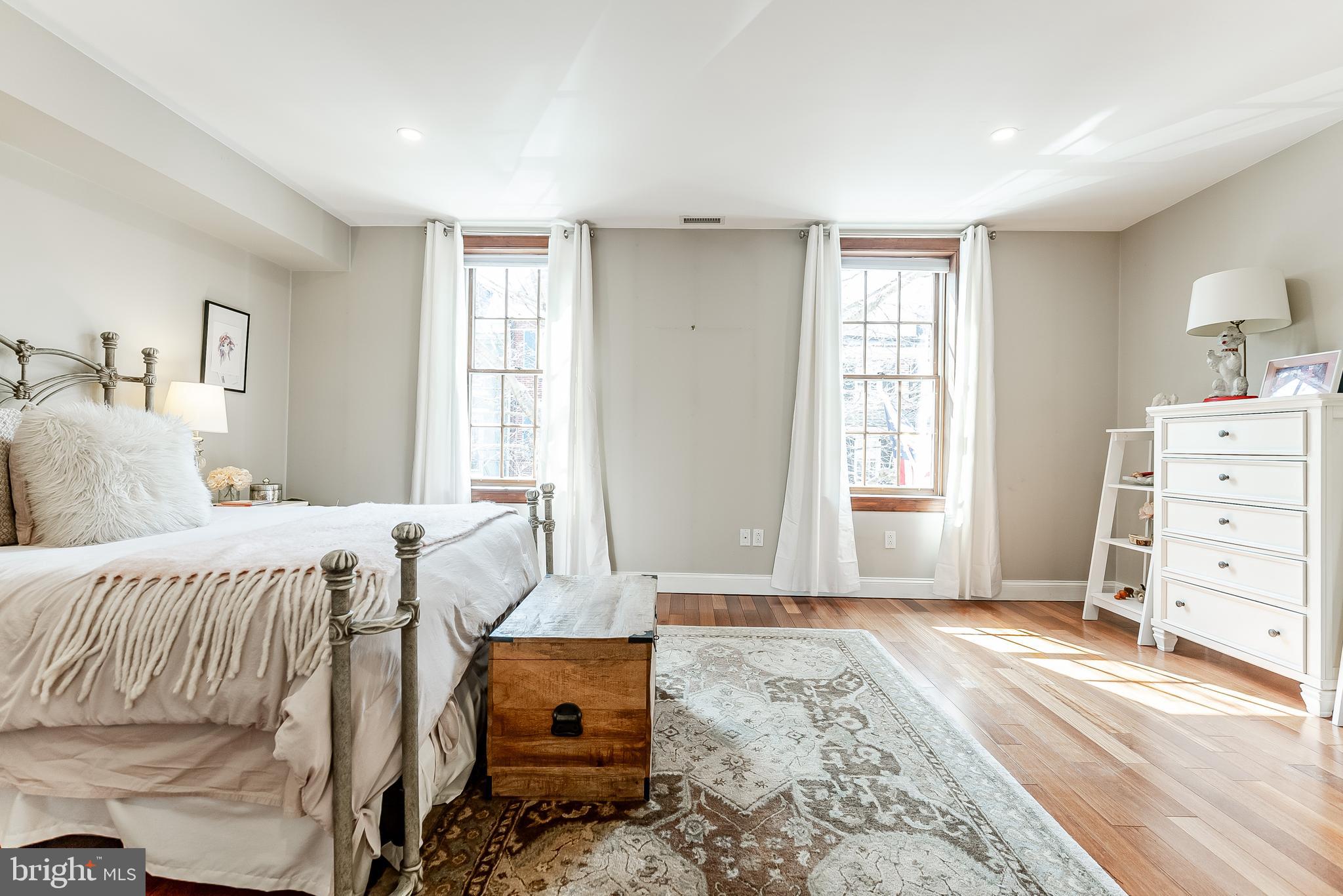 QUEEN VILLAGE - Residential