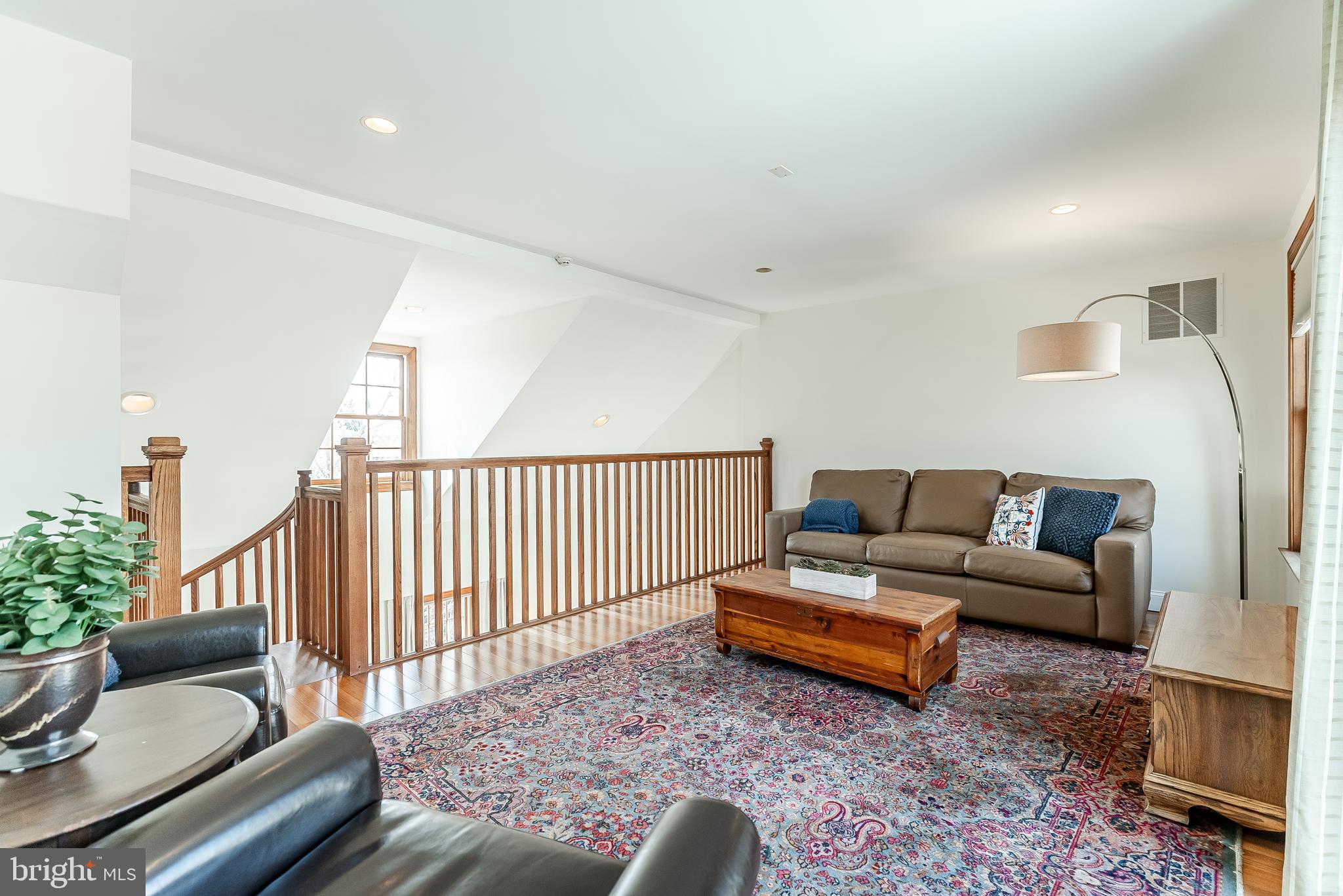 QUEEN VILLAGE - Residential