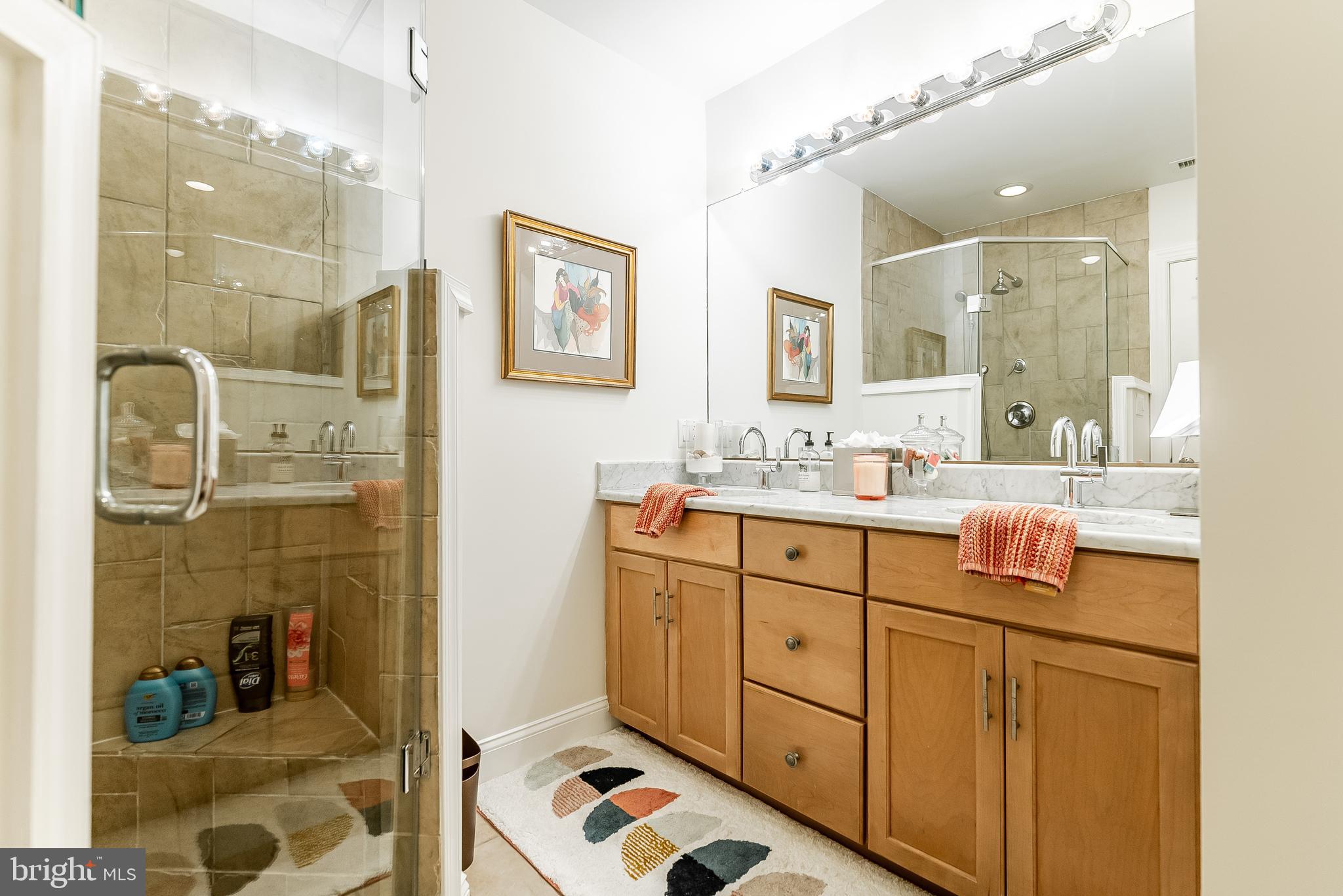 QUEEN VILLAGE - Residential