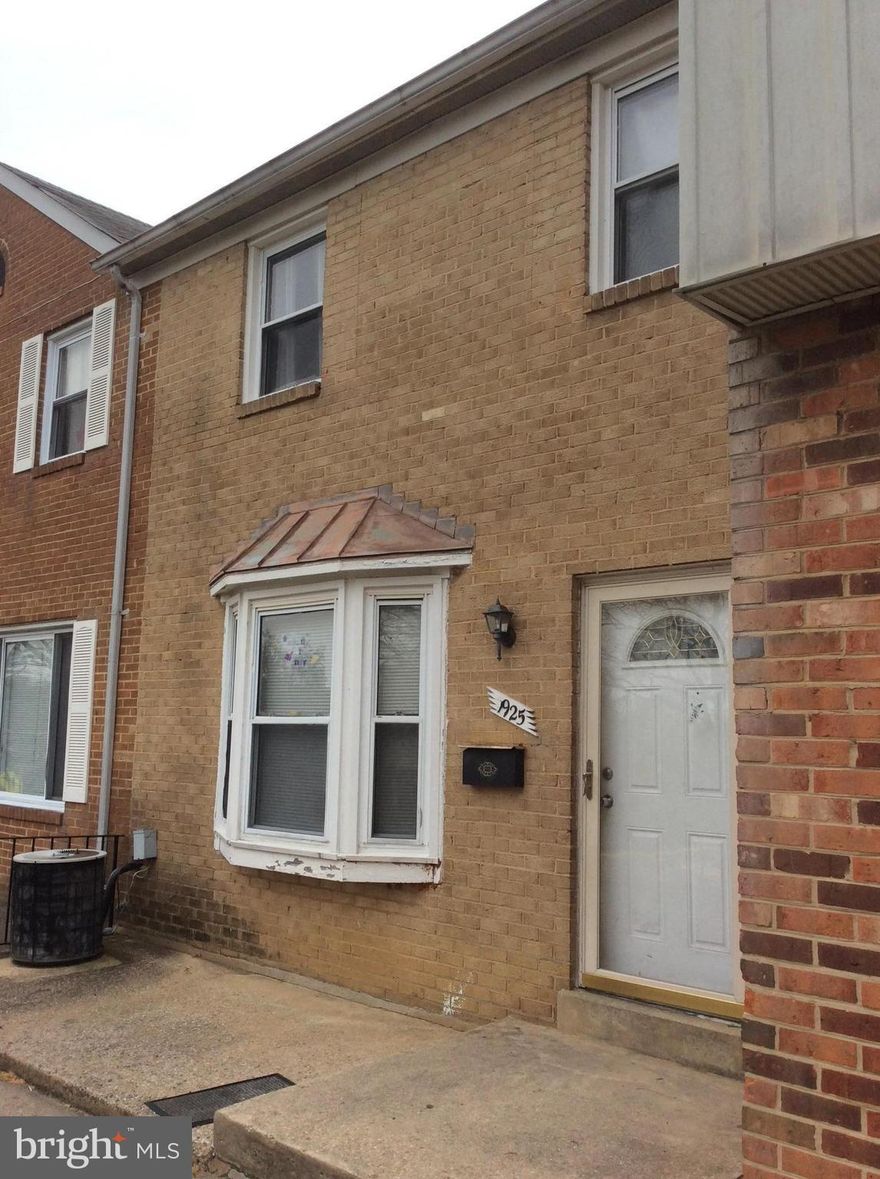 Two level townhouse condo, great for first time homebuyer or investor.  3 bedrooms, 1 1/2 bathrooms.  Move in ready.  Tenant on month to month so can deliver either with tenant or at settlement.