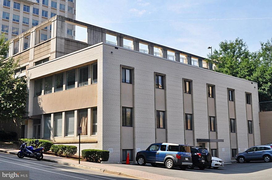 Prime Location in the Heart of Courthouse.  2 blocks to Metro. 1 block to the Courthouse.  One room office on lower level.  Full service lease.  Rent includes utilities, cleaning, trash removal, CAM).  Tenant pays phone/internet.  Parking available at additional rent.  For lease by owner / broker (licensed realtor).