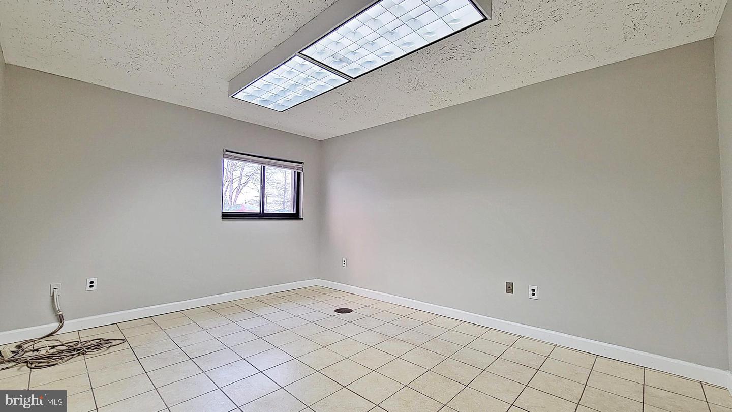 COURTHOUSE - Commercial Lease