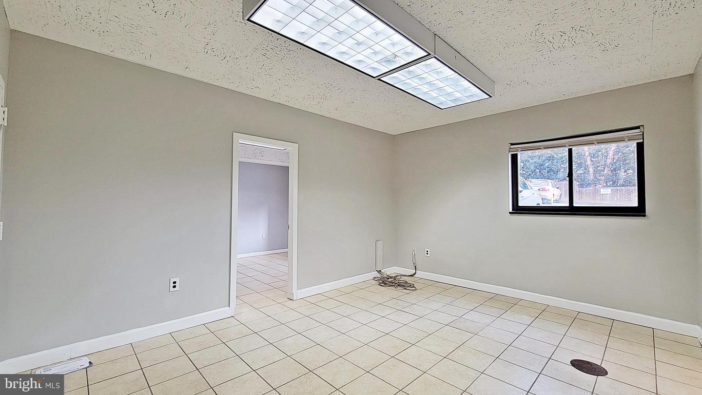 COURTHOUSE - Commercial Lease