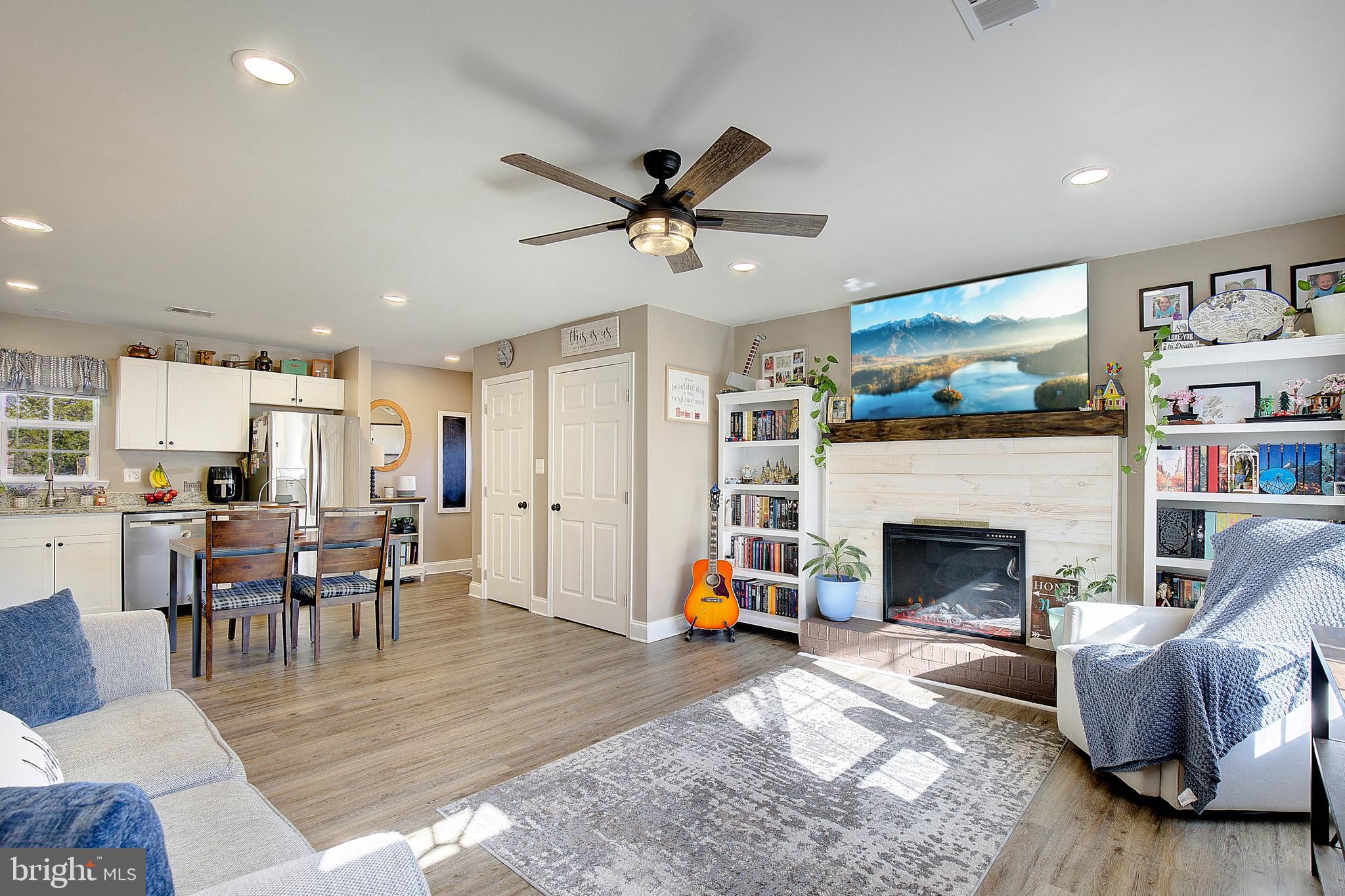 HOLLYWOOD SHORES - Residential