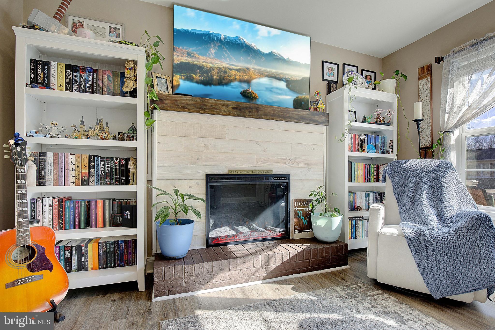 HOLLYWOOD SHORES - Residential