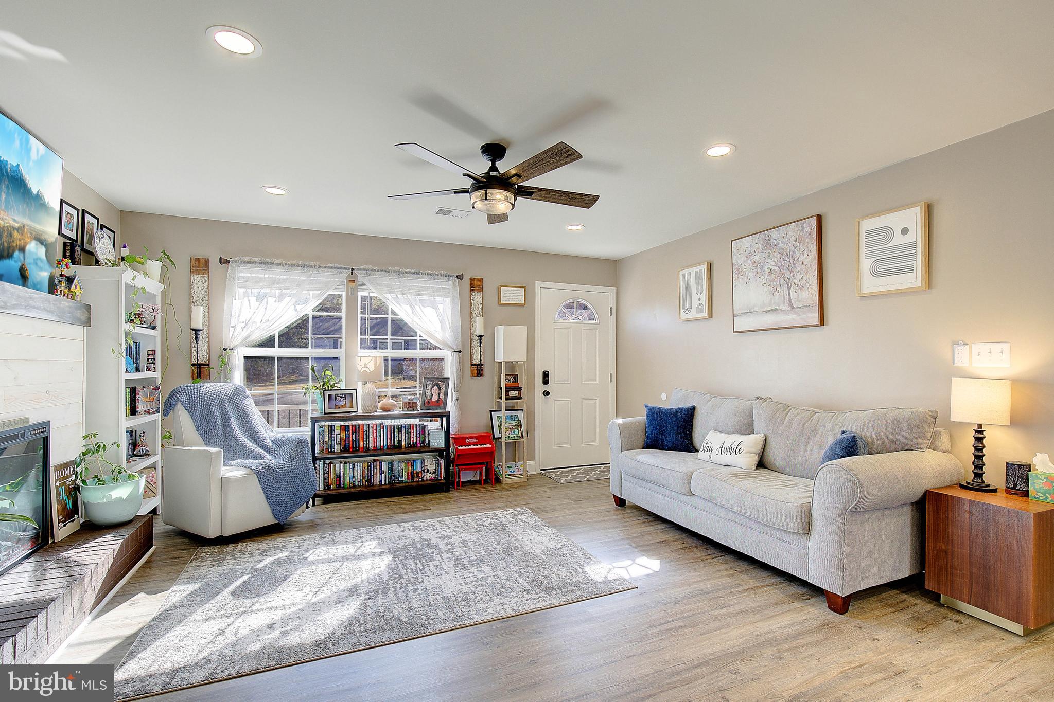 HOLLYWOOD SHORES - Residential
