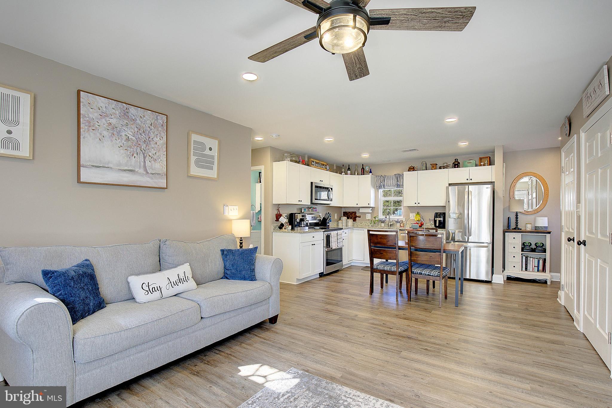HOLLYWOOD SHORES - Residential